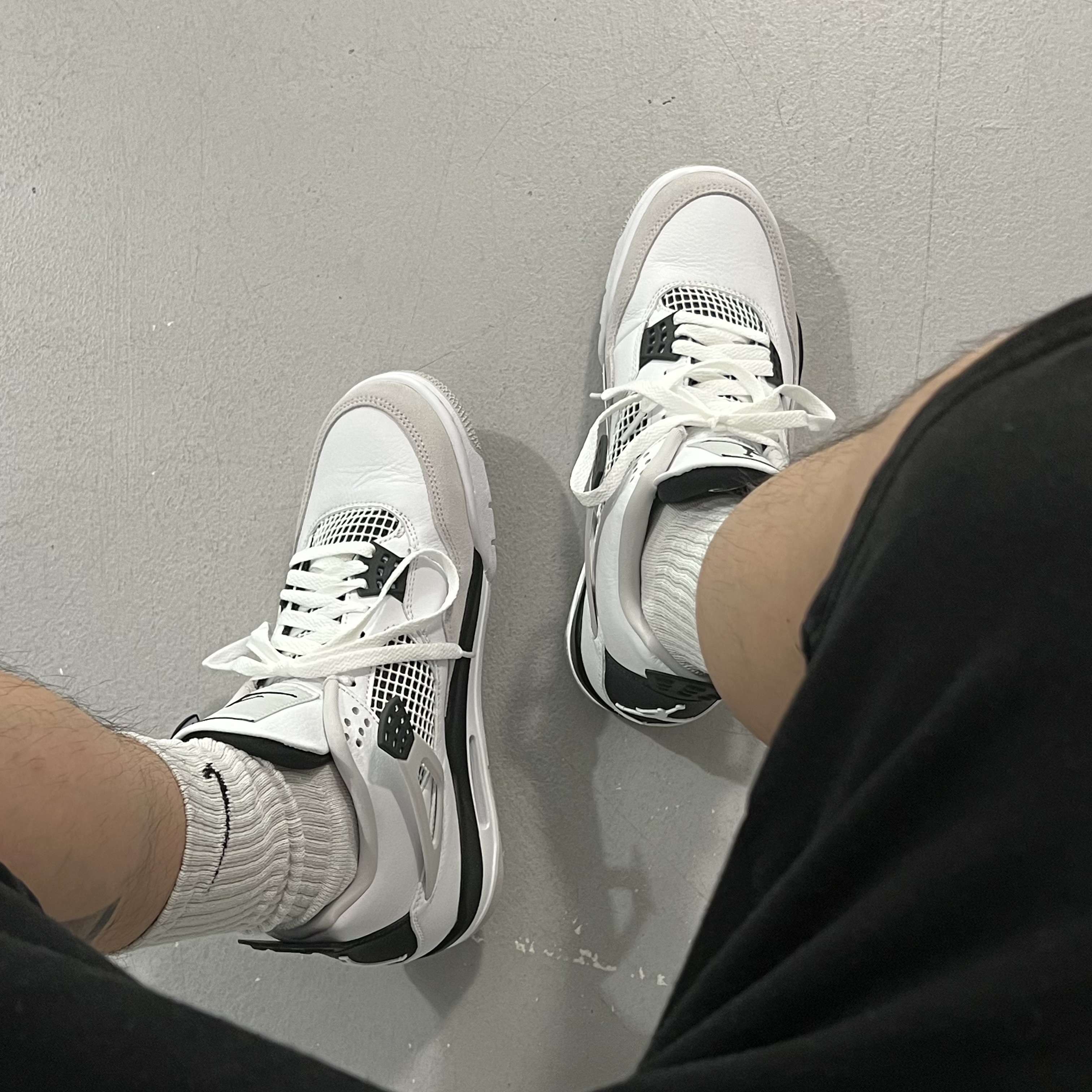 Jordan 4 Retro White and Black 착용 스타일 - 2