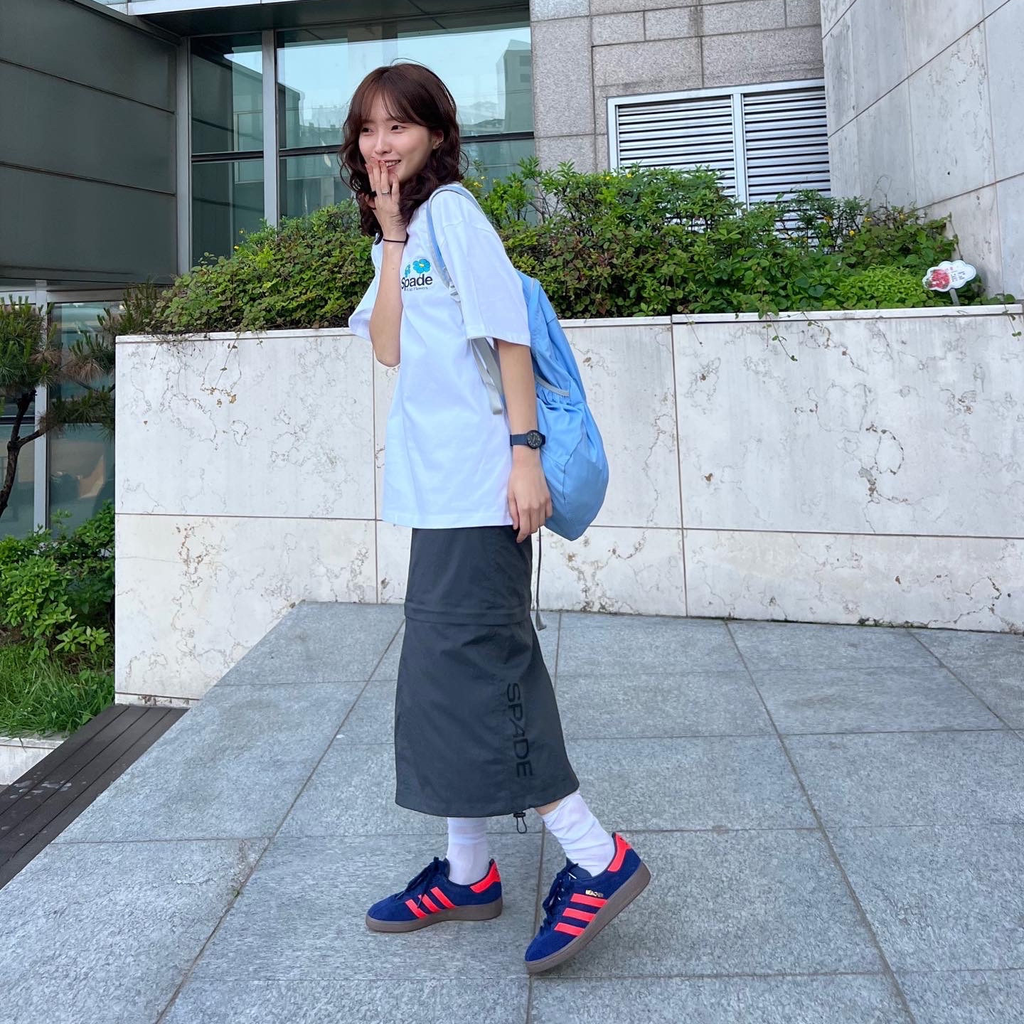 Adidas City Series Munchen Dark Blue Solar Red 착용 스타일 - 1