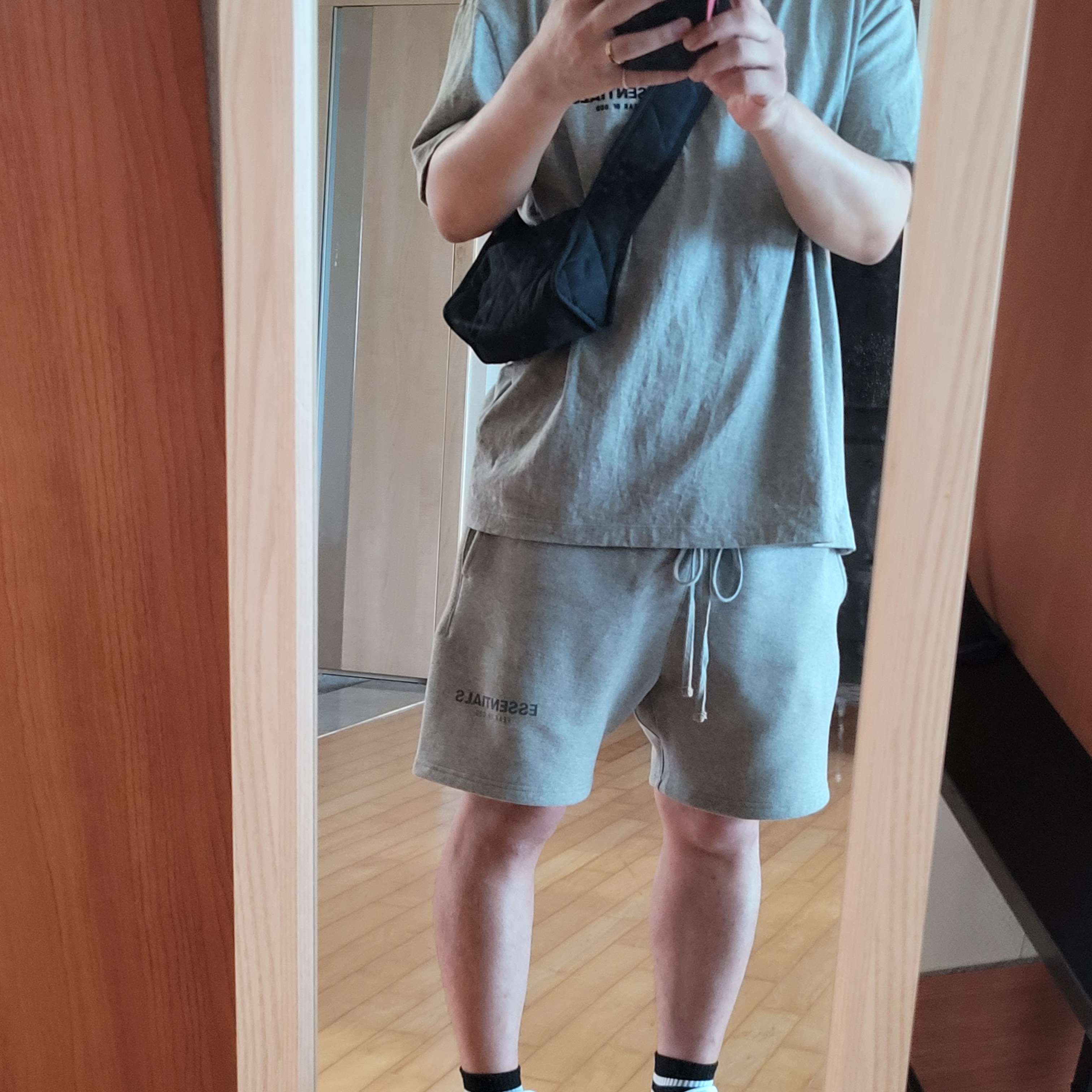 COS Diamond Quilted Mini Crossbody Bag Black, Essentials The Core Collection T-Shirt Dark Oatmeal 착용 스타일