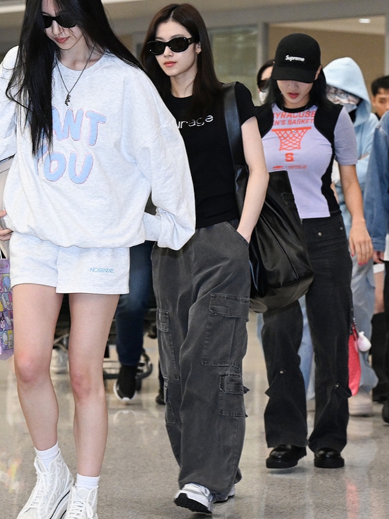 (W) Courreges Printed T-Shirt Black, Supreme Washed Chino Twill Camp Cap Black 착용 스타일