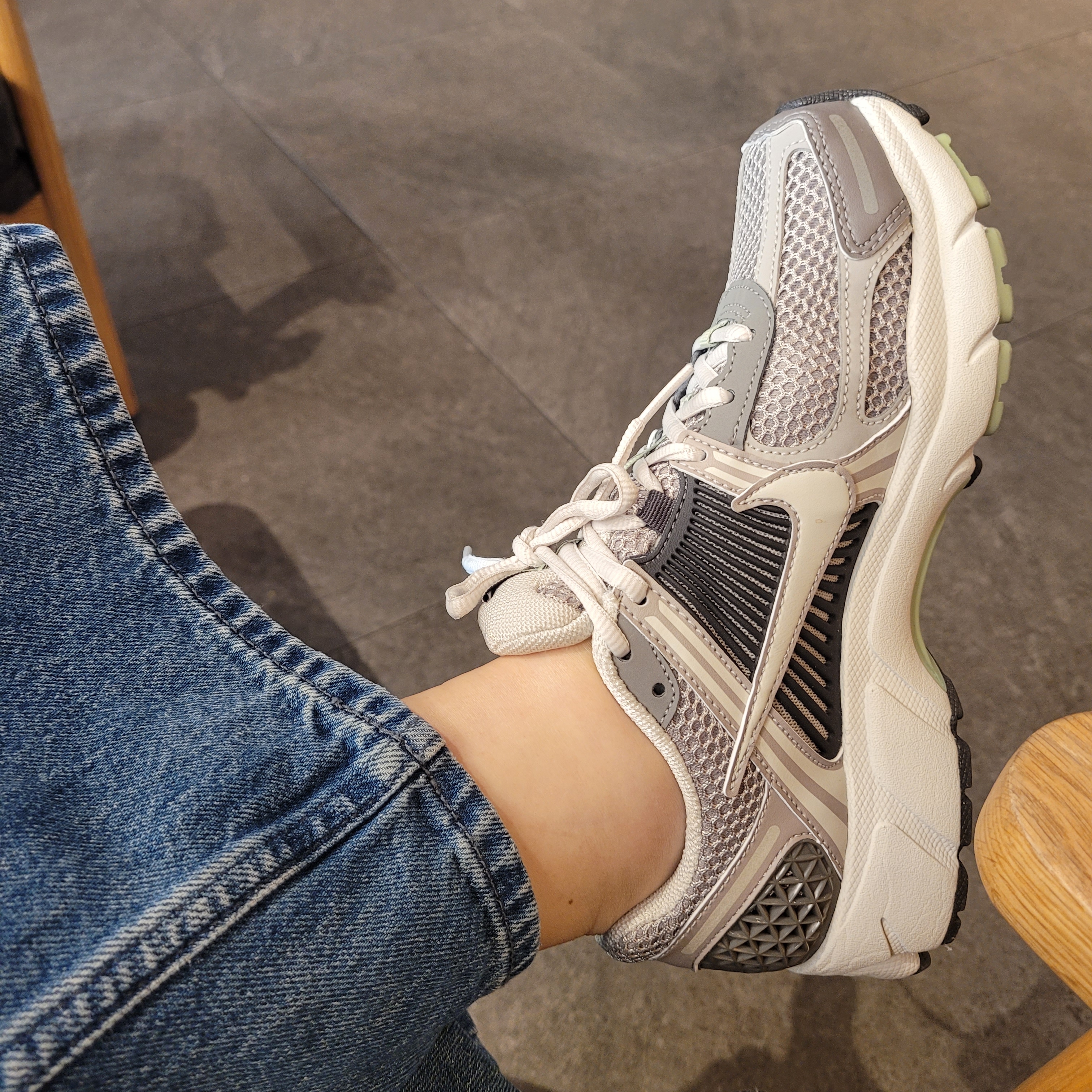 (W) Nike Zoom Vomero 5 Cobblestone and Flat Pewter 착용 스타일 - 2