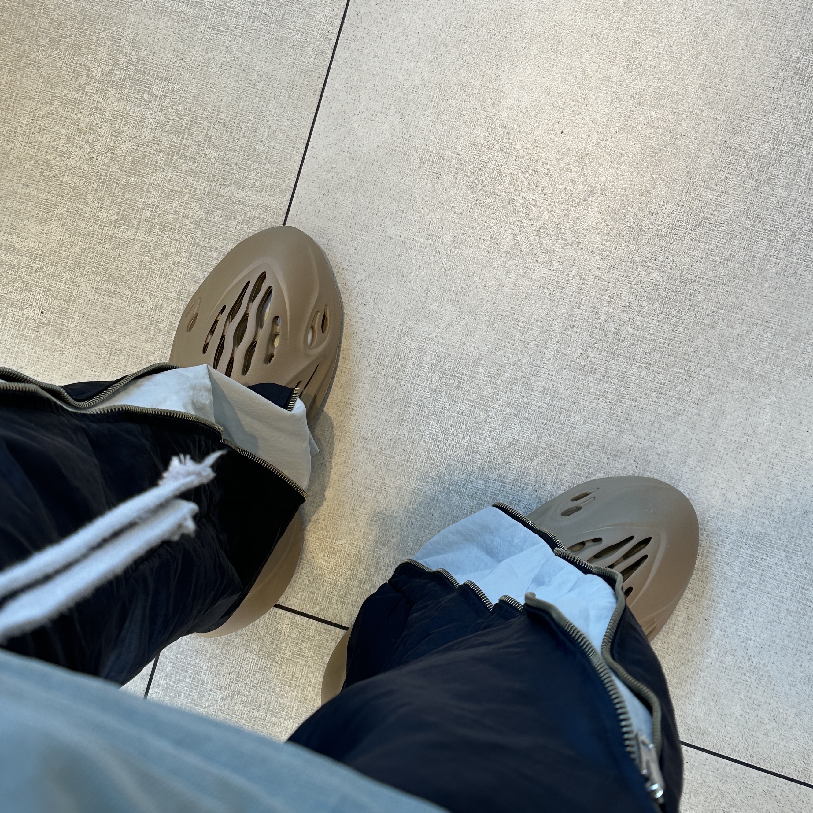 Adidas Yeezy Foam RNNR Clay Taupe 착용 스타일