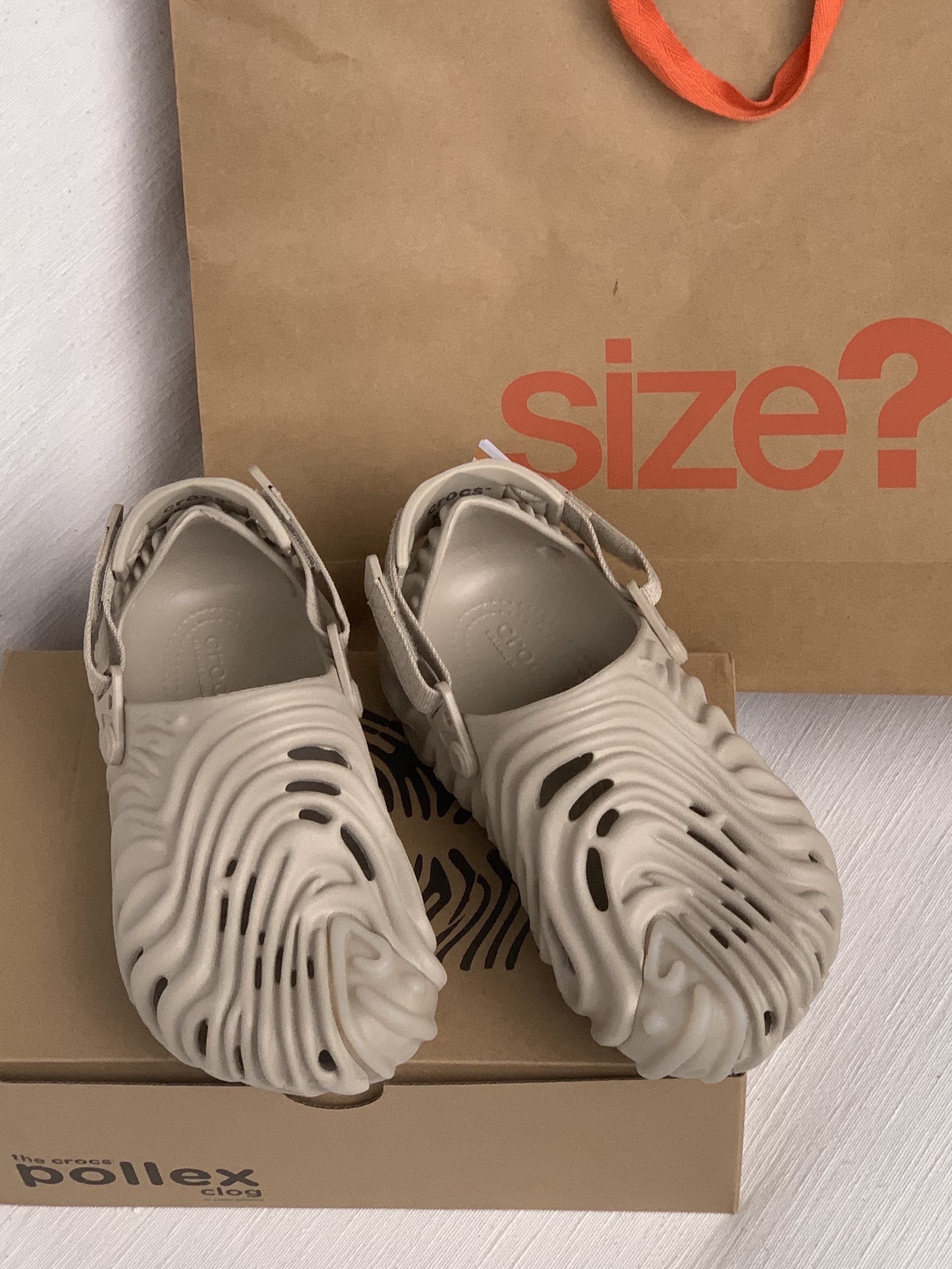 Crocs x Salehe Bembury Pollex Clog Horchata 착용 스타일 - 4