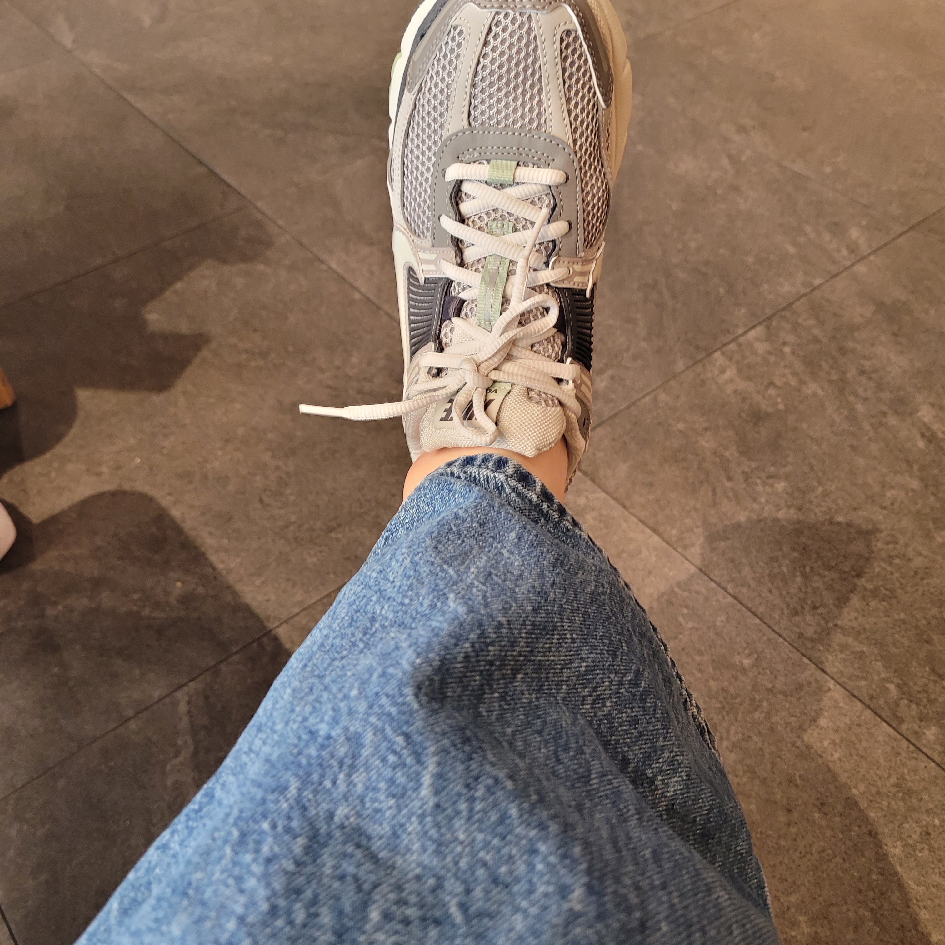 (W) Nike Zoom Vomero 5 Cobblestone and Flat Pewter 착용 스타일 - 1