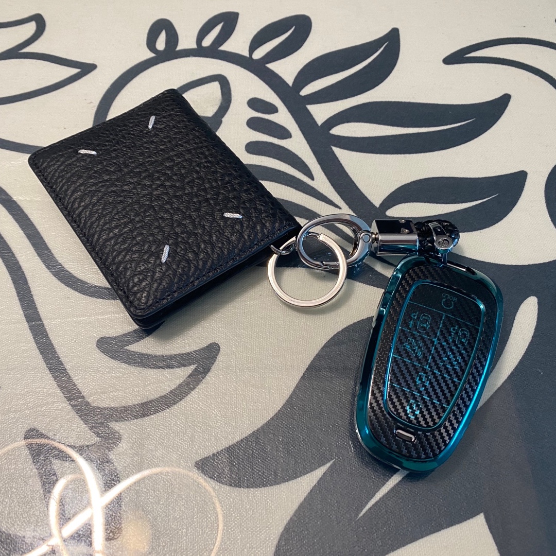 Maison Margiela Keyring Wallet Black 착용 스타일