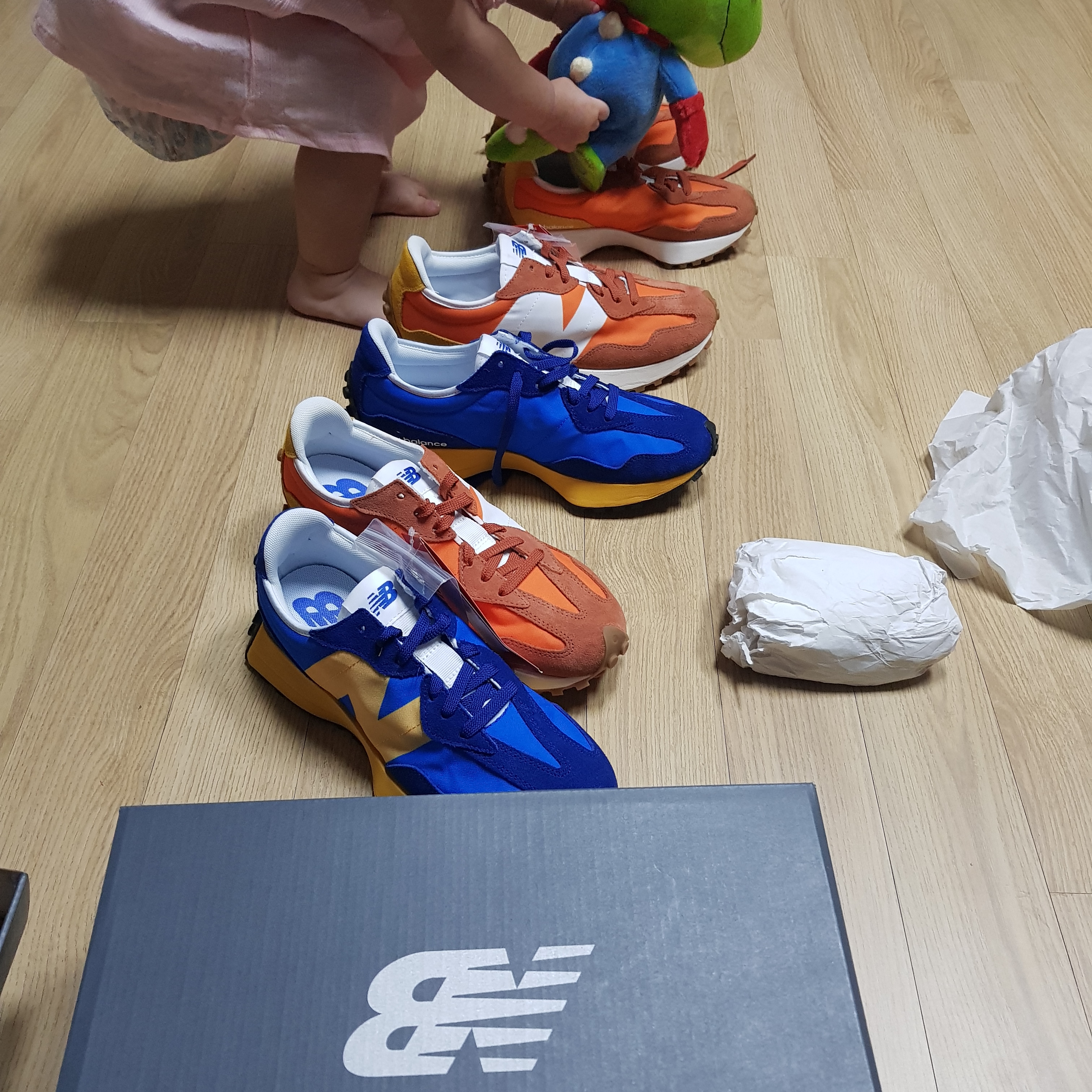 New Balance 327 Orange 착용 스타일 - 2