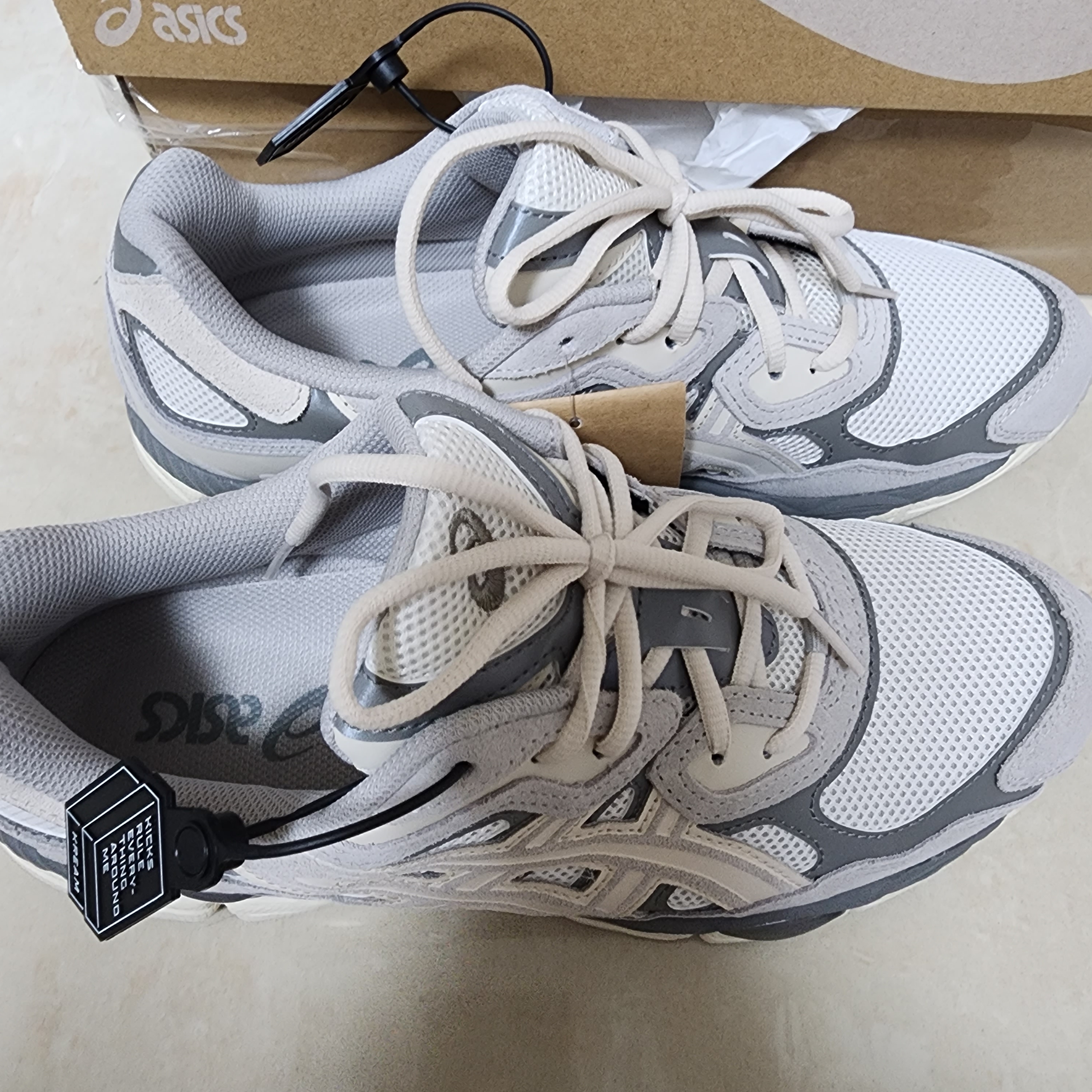 Asics Gel-NYC Cream Oyster Grey 착용 스타일 - 1
