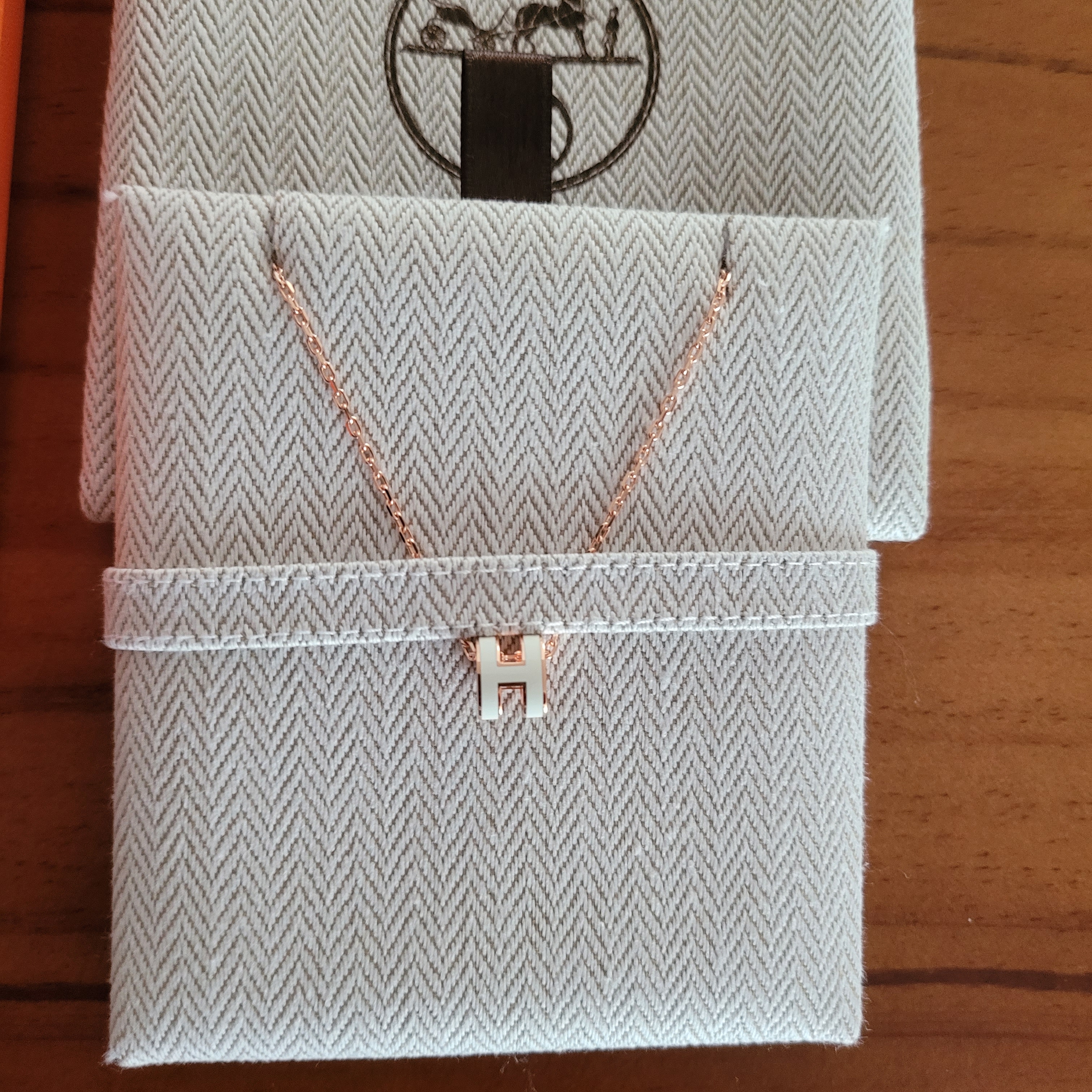 (W) Hermes Mini Pop H Pendant Rose Gold & Blanc 착용 스타일