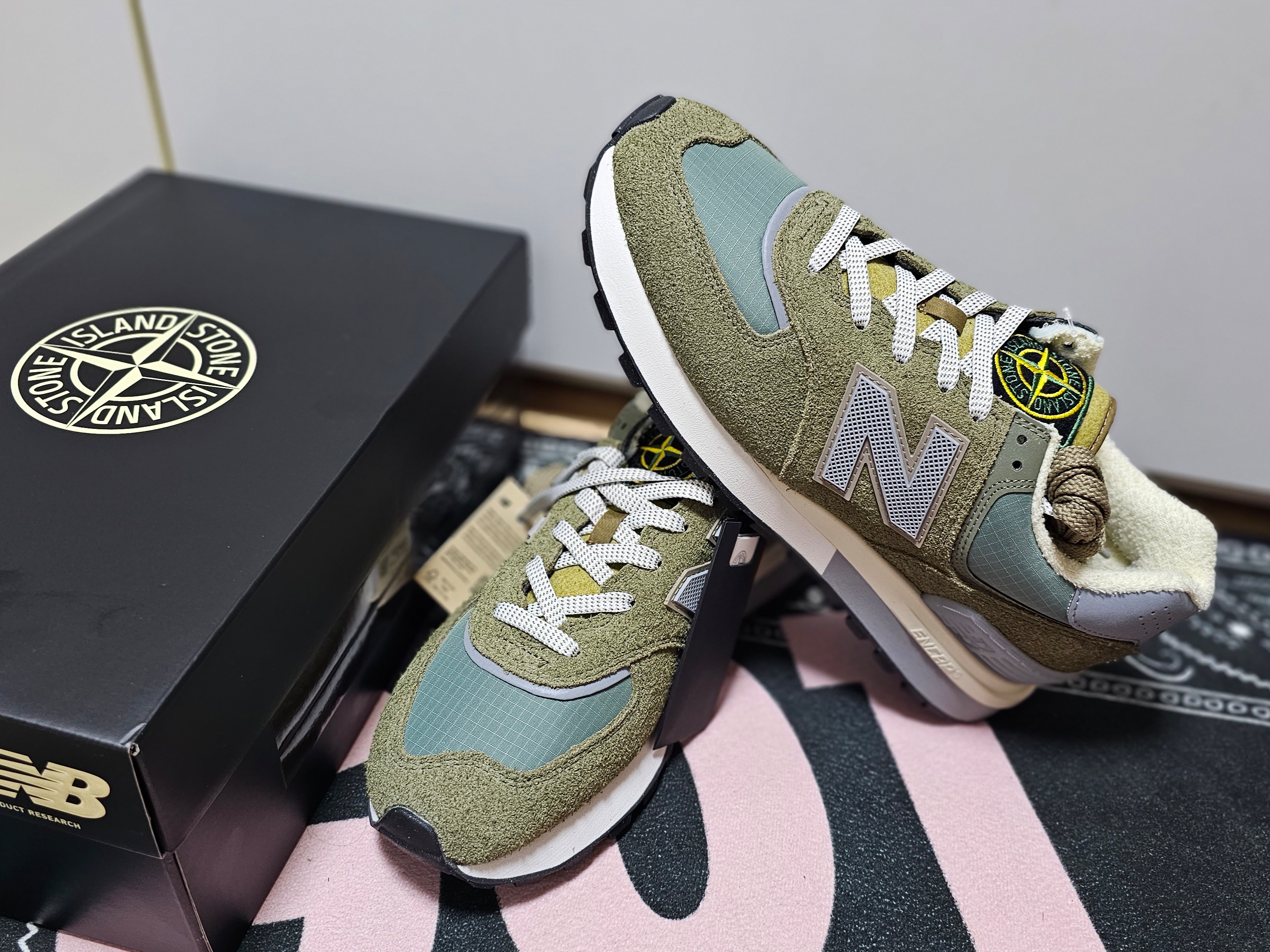New Balance x Stone Island 574 Legacy Green 착용 스타일 - 1