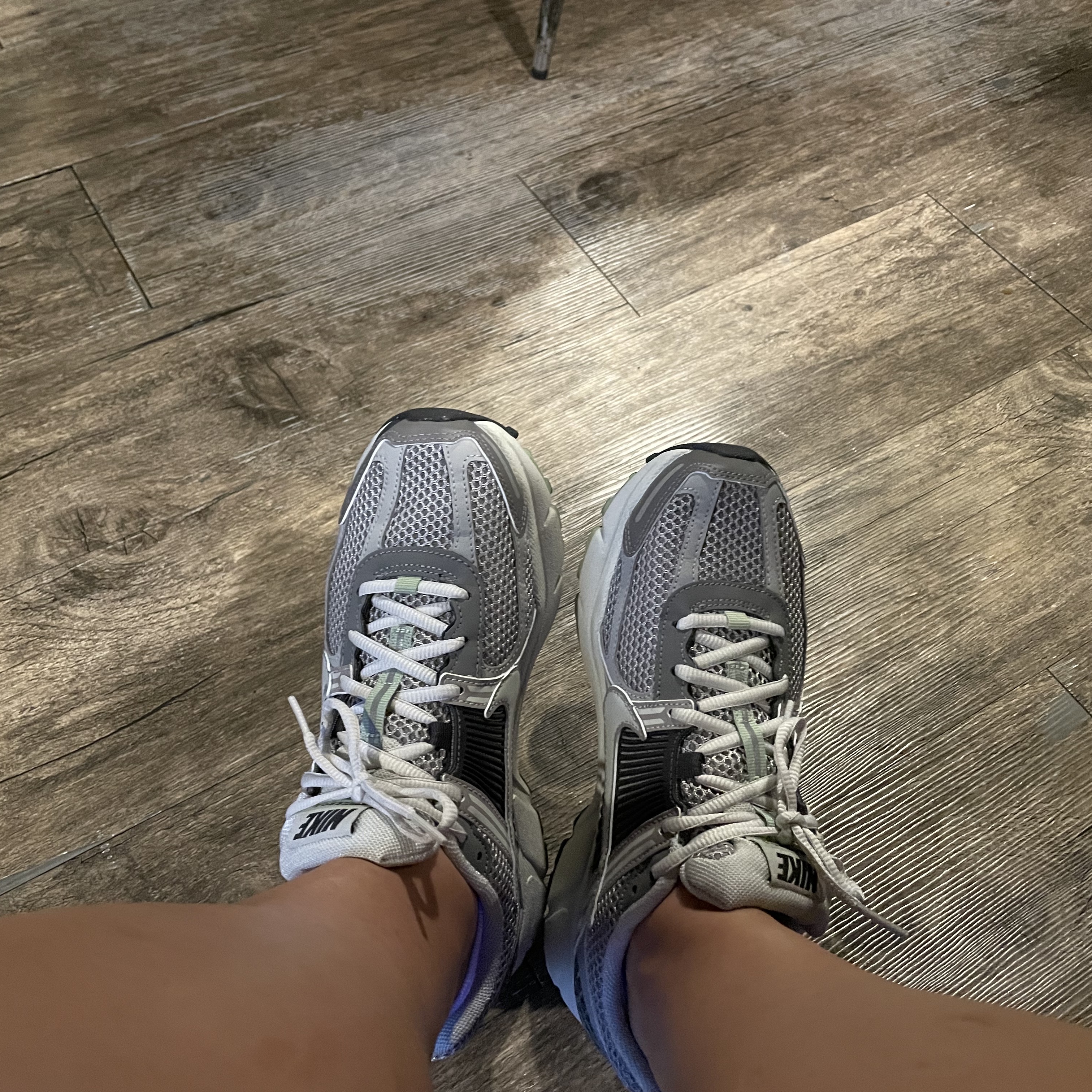 (W) Nike Zoom Vomero 5 Cobblestone and Flat Pewter 착용 스타일