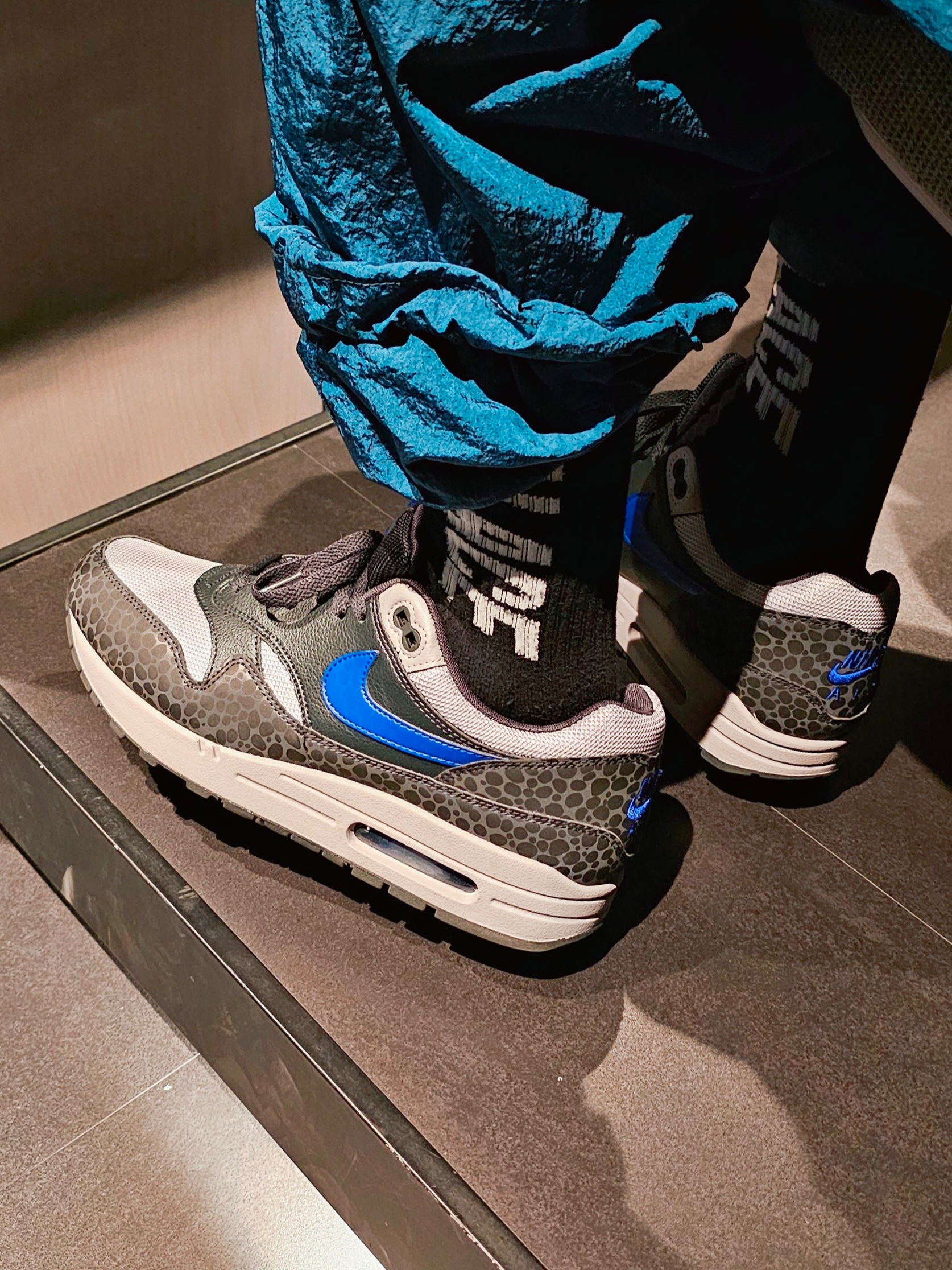 Nike Air Max 1 SE Reflective Off Noir Hyper Blue 착용 스타일 - 2