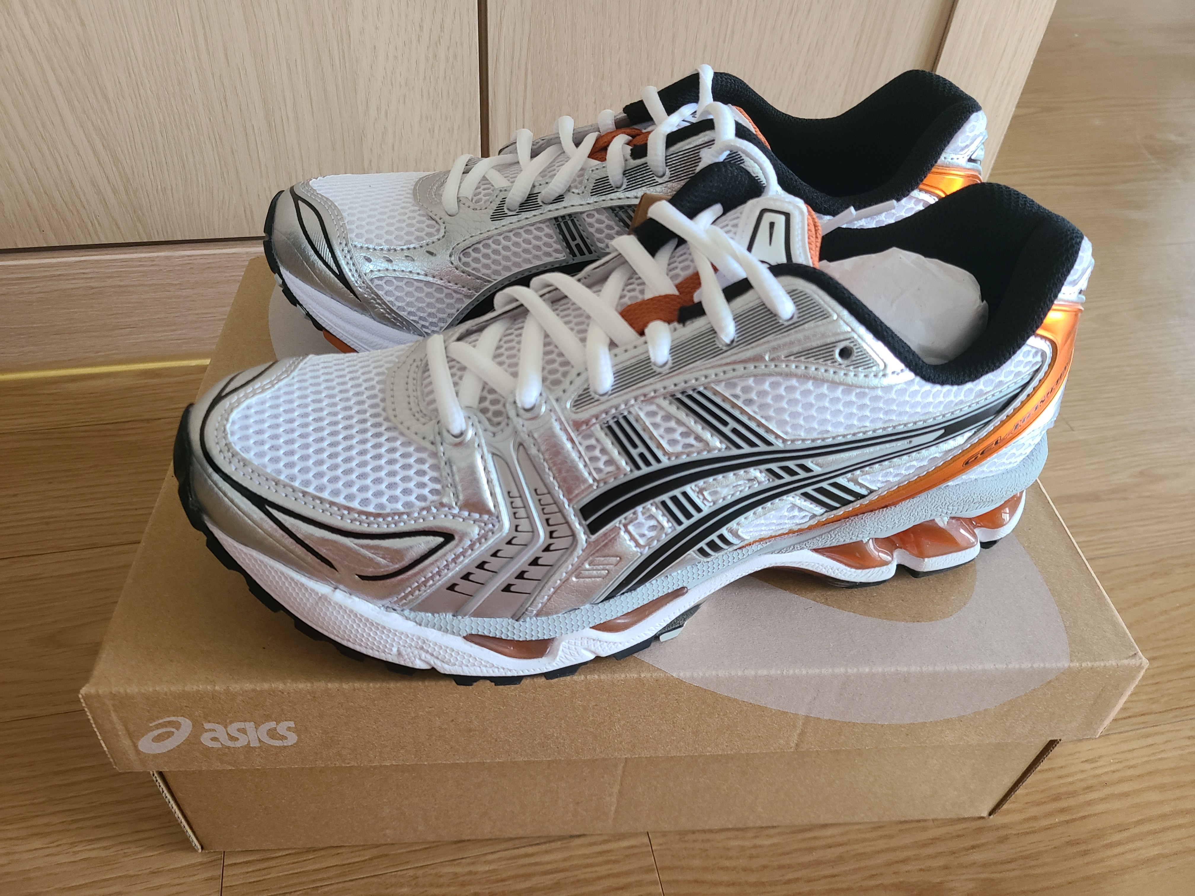 Asics Gel-Kayano 14 White Piquant Orange 착용 스타일