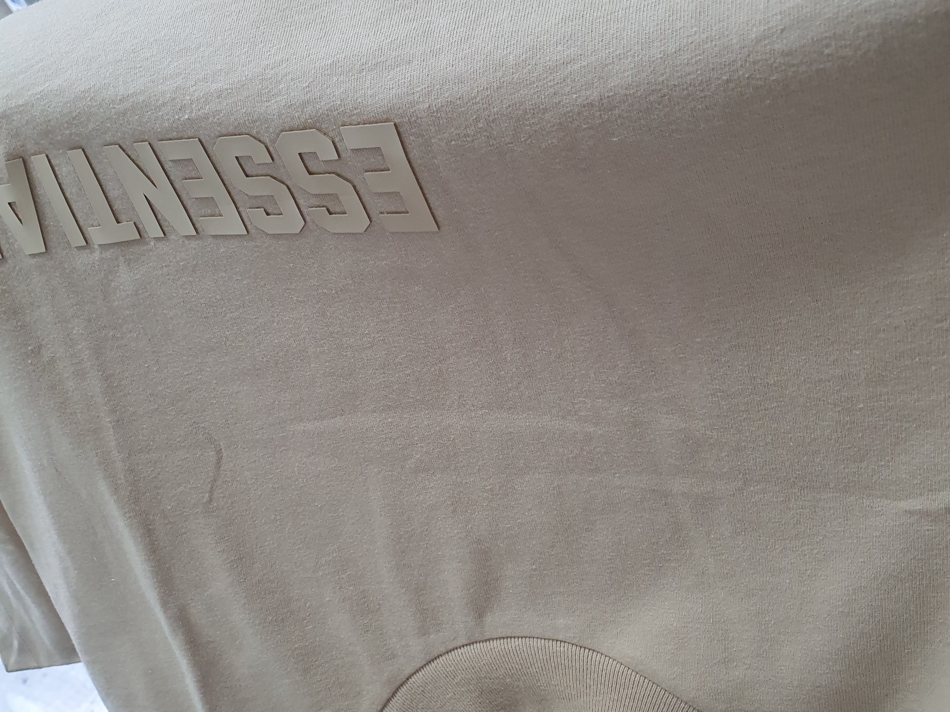 Essentials SS T-Shirt Sand - 23SS 착용 스타일