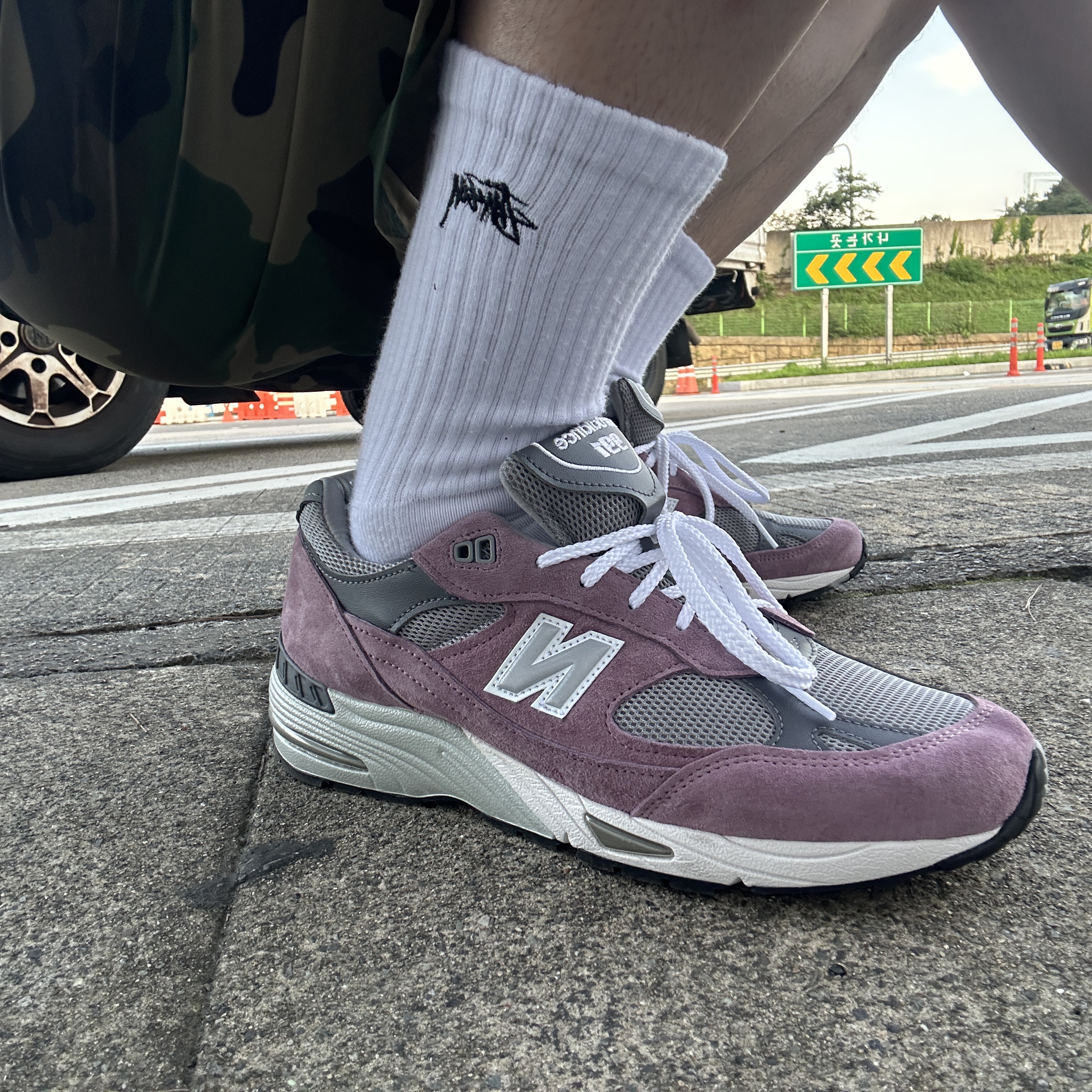 New Balance 991 Made in UK Pink Grey 착용 스타일 - 1