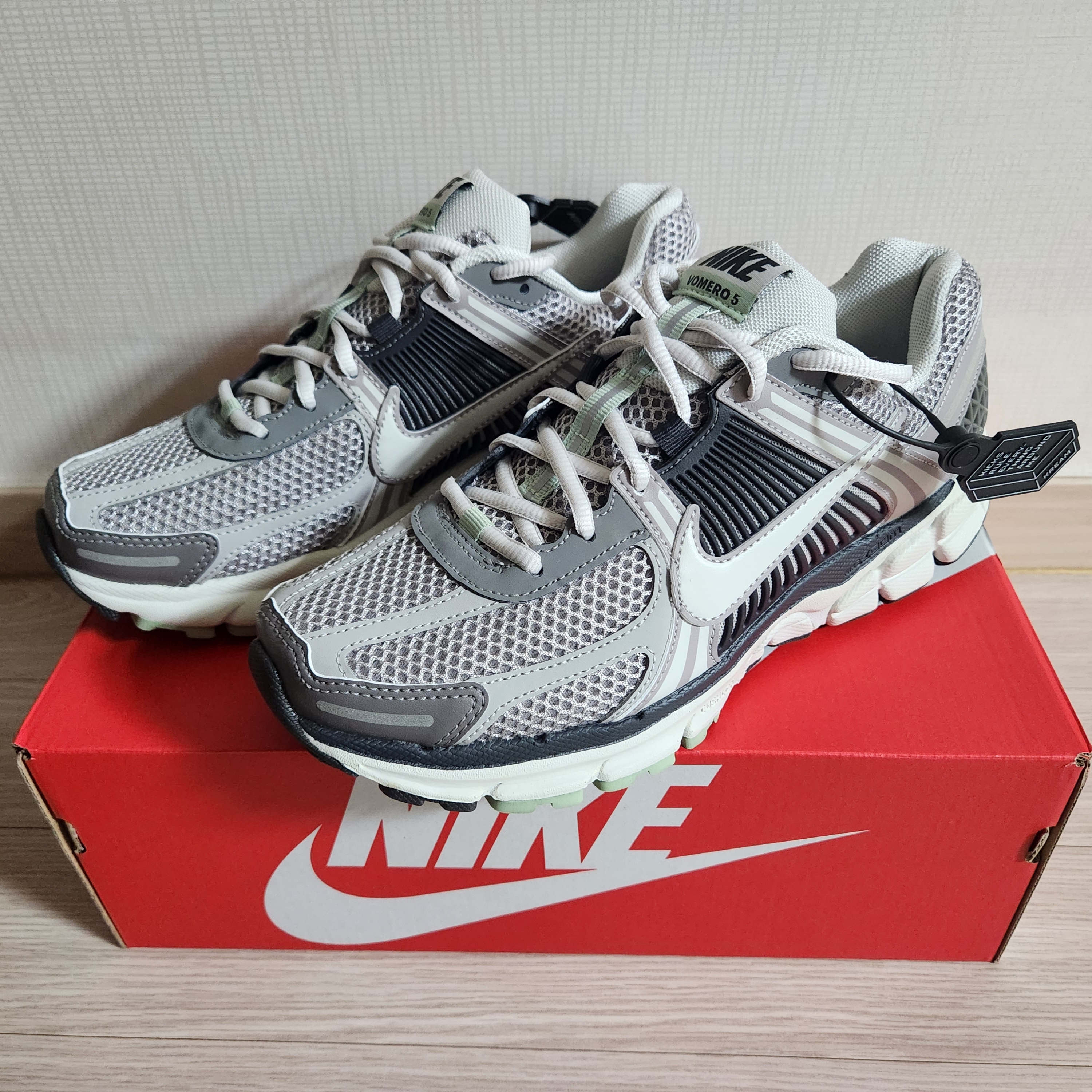 (W) Nike Zoom Vomero 5 Cobblestone and Flat Pewter 착용 스타일