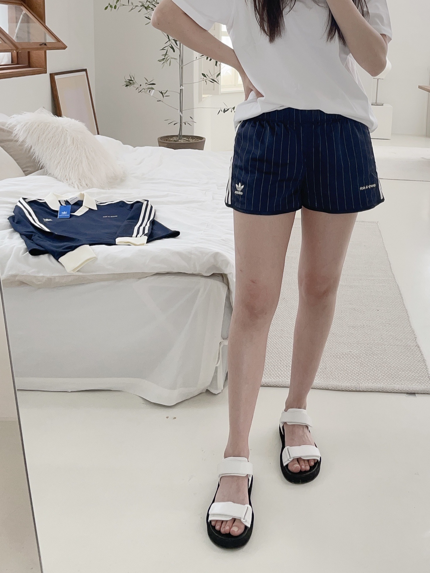(W) Adidas x Sporty & Rich Shorts Legend Ink - US Sizing, (W) Adidas x Sporty & Rich Long Sleeve Football Jersey Legend Ink - US Sizing 착용 스타일