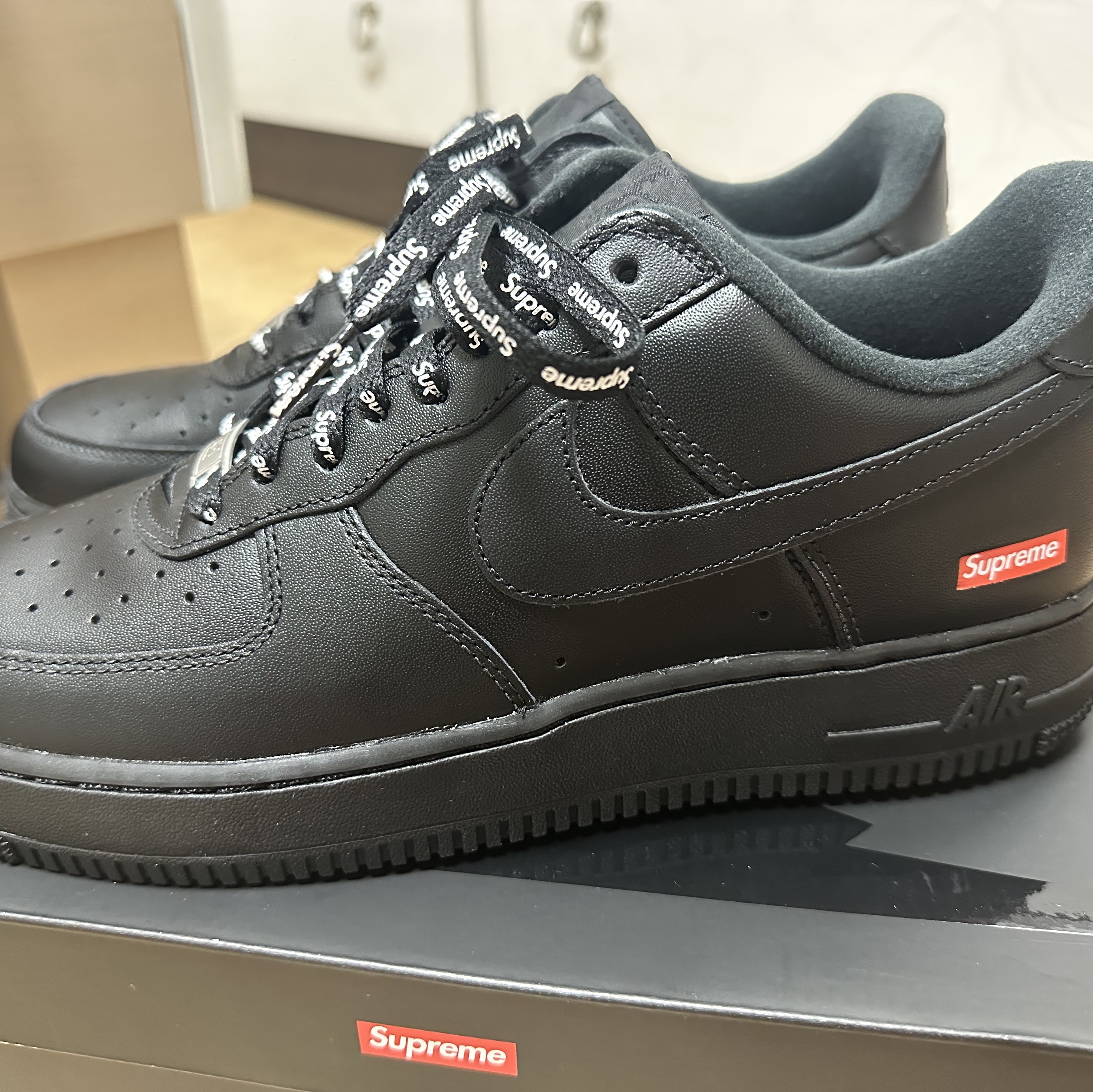 Nike x Supreme Air Force 1 Low Black 착용 스타일