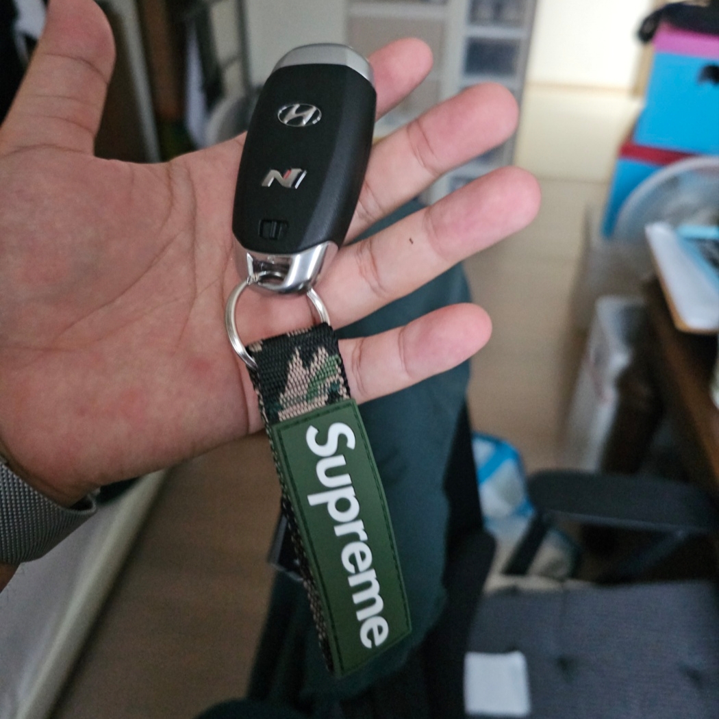 Supreme Webbing Keychain Green Camo - 23SS 착용 스타일