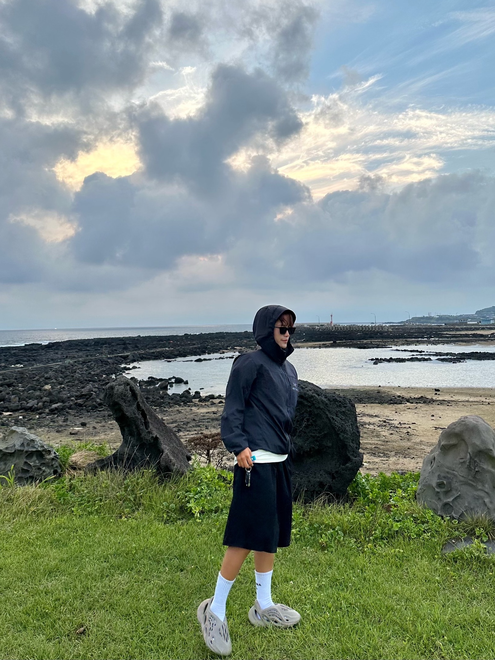 Arc'teryx Atom LT Hoody Black, Adidas Yeezy Foam RNNR Stone Sage 착용 스타일