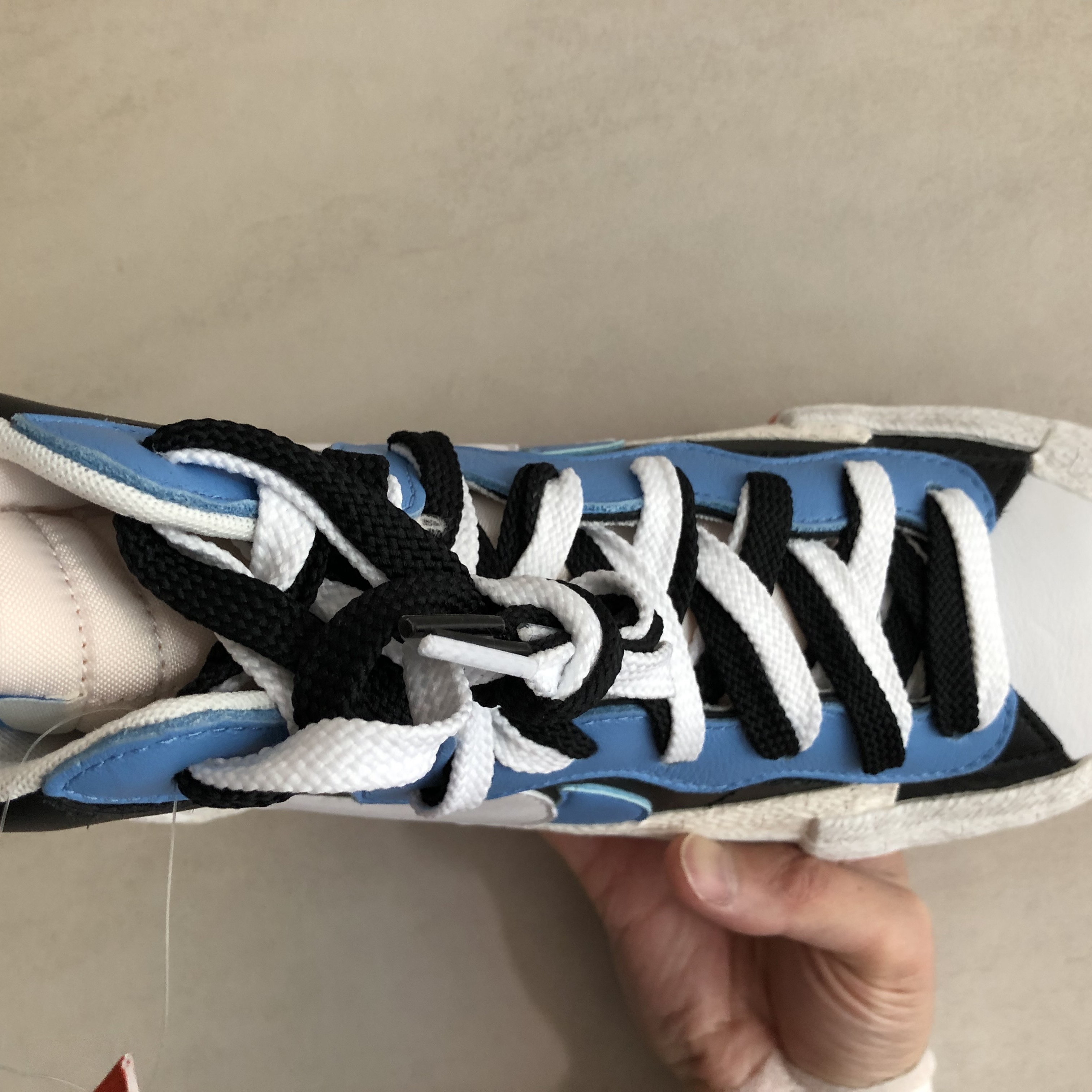 Nike x Sacai Blazer Mid White Black Legend Blue 착용 스타일 - 2
