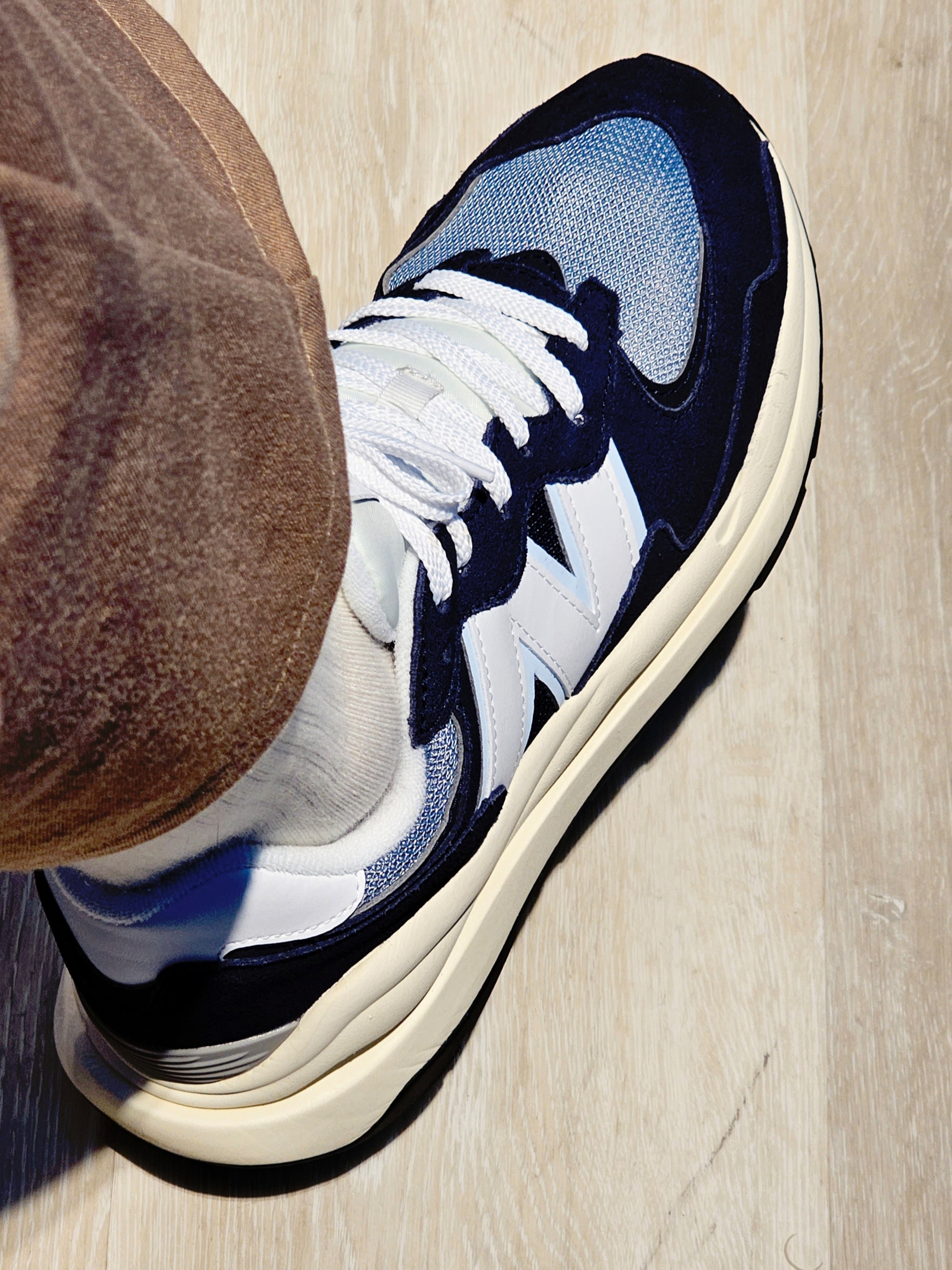New Balance 5740 Navy 착용 스타일 - 4