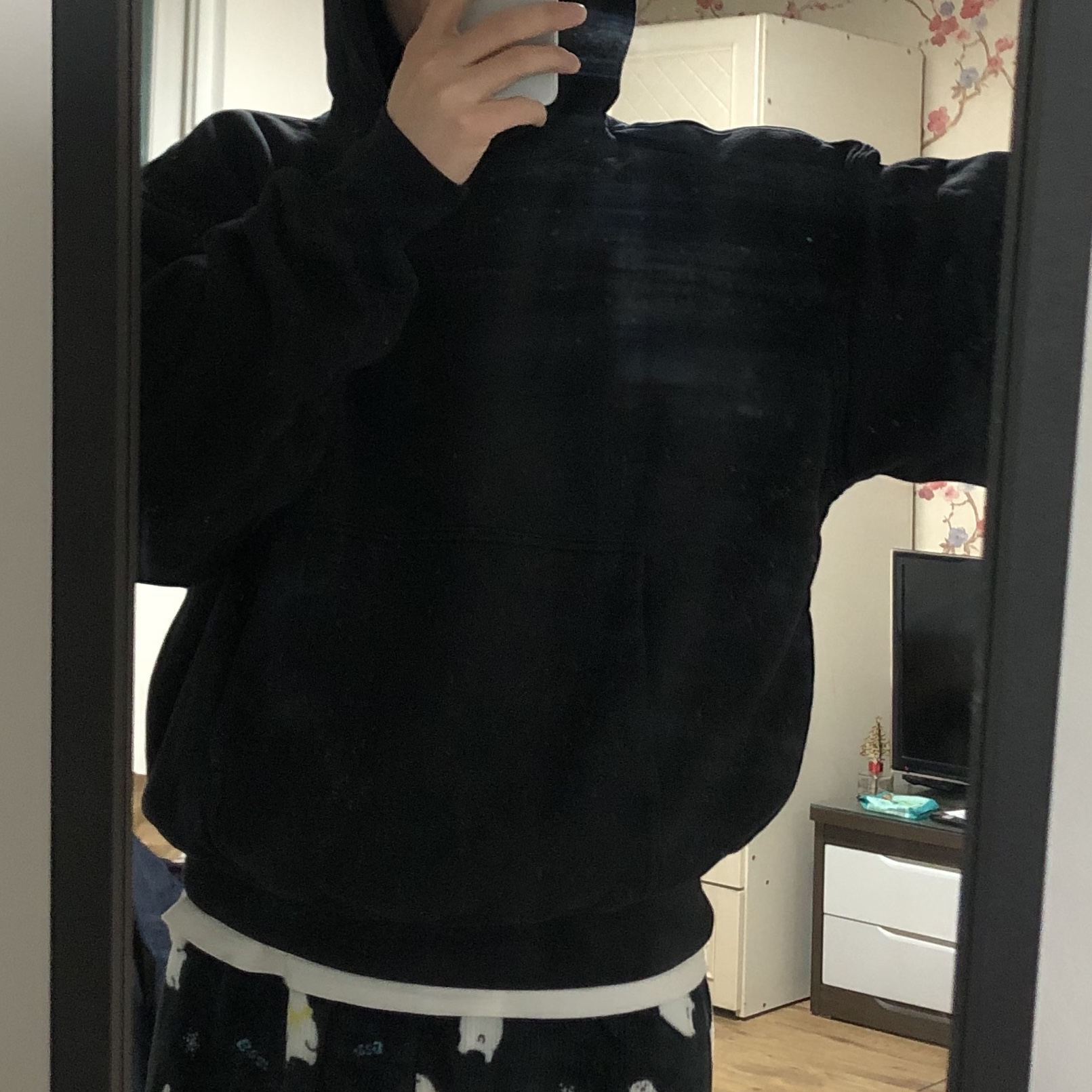 Yeezy Gap Hoodie Black 착용 스타일