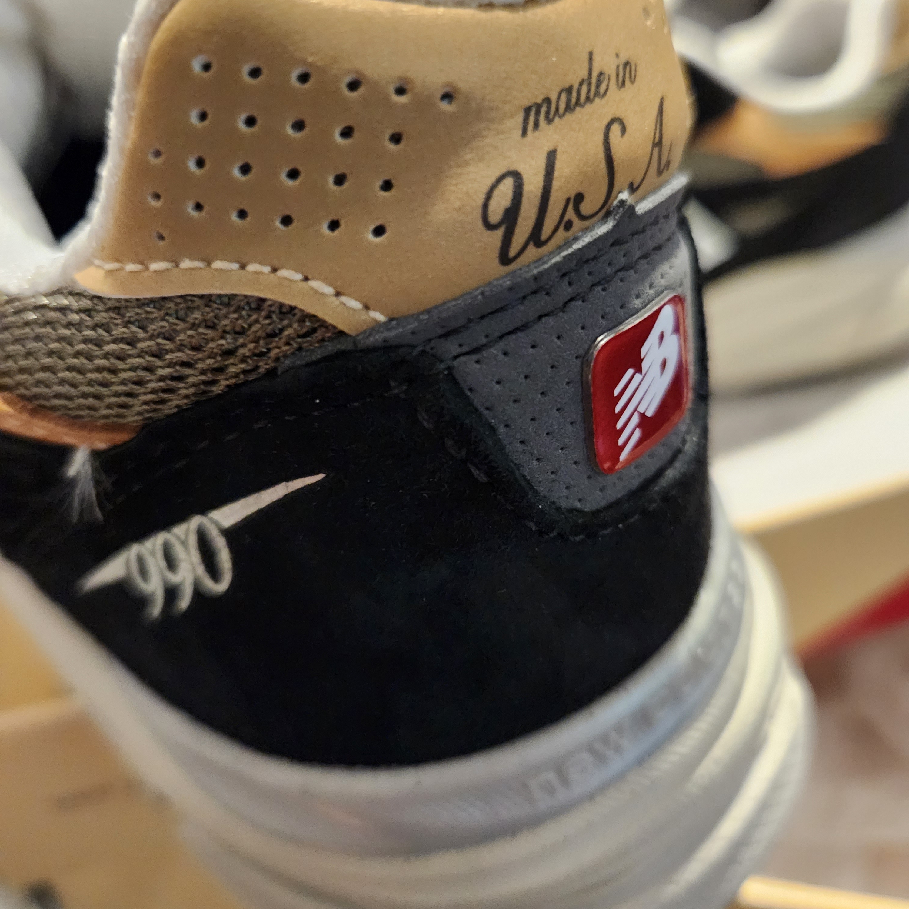 New Balance 990v3 Made in USA Black Tan 착용 스타일