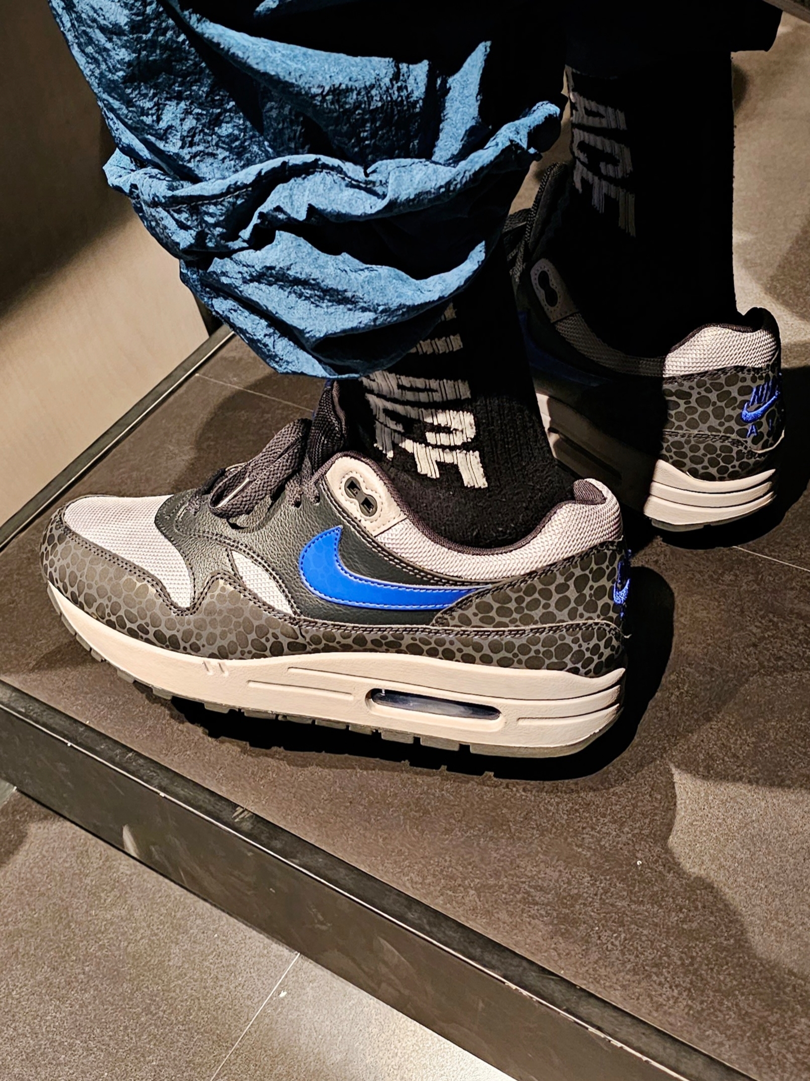 Nike Air Max 1 SE Reflective Off Noir Hyper Blue 착용 스타일 - 1
