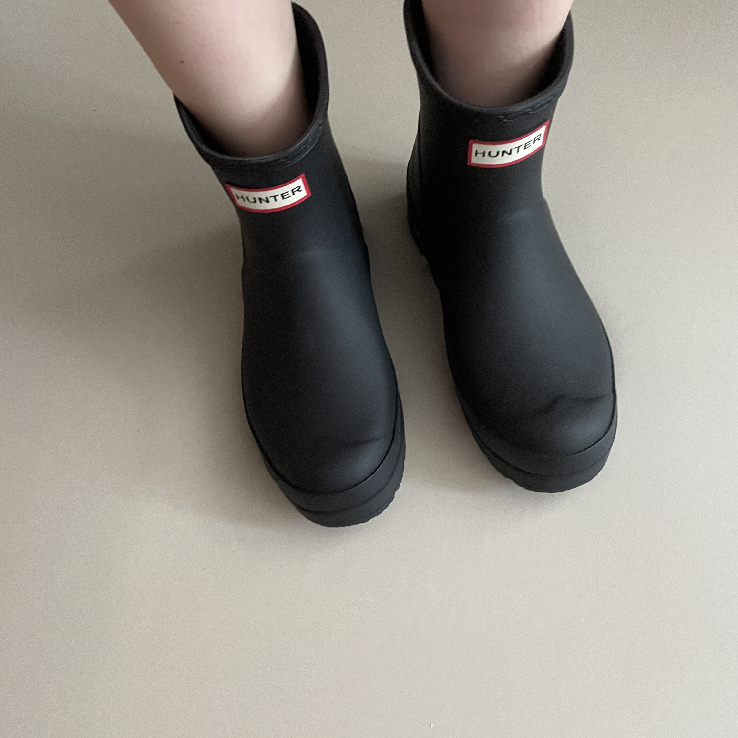(W) Hunter Play Short Rain Boots Black 착용 스타일 - 2