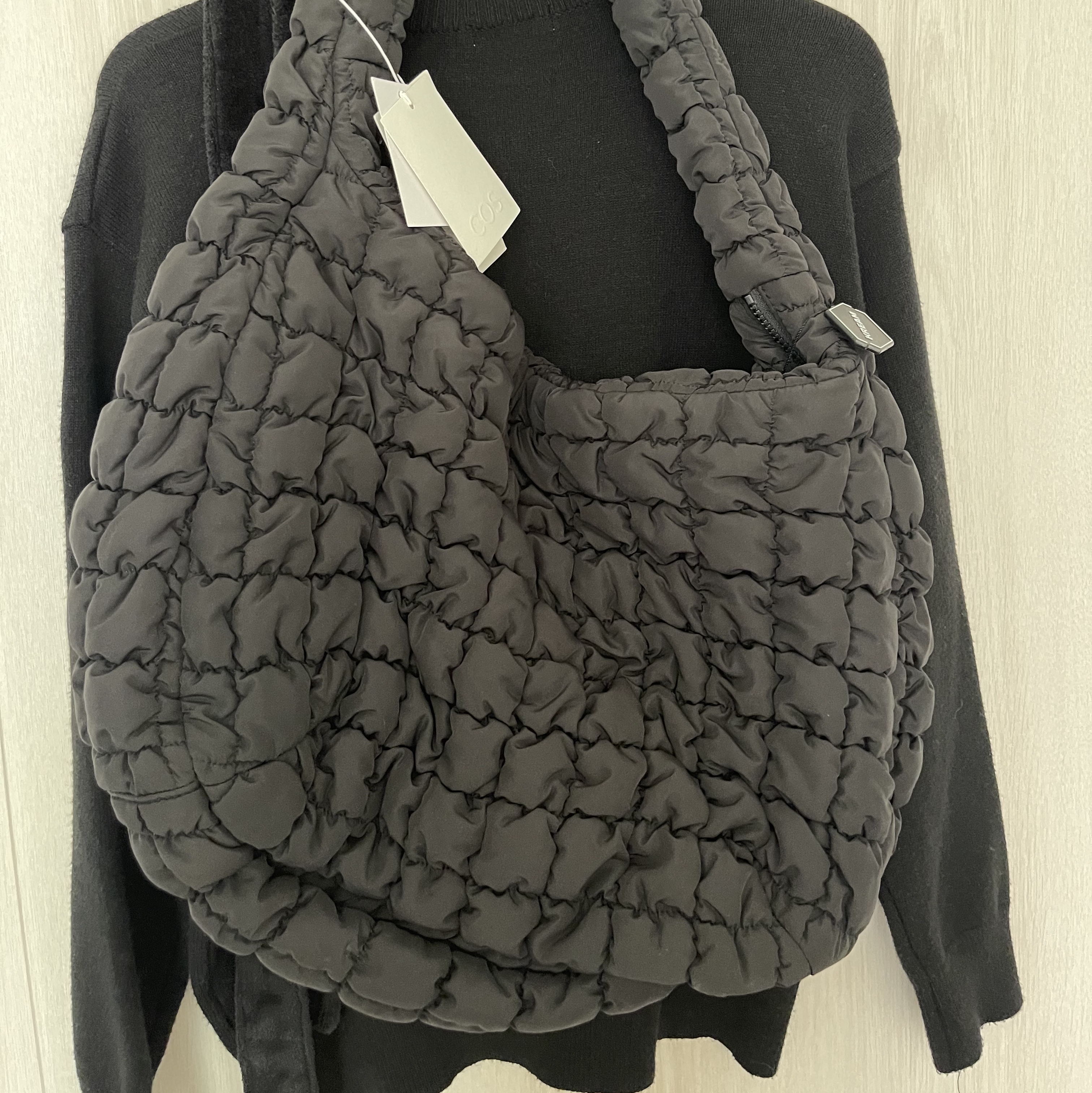COS Quilted Oversized Shoulder Bag Black 착용 스타일