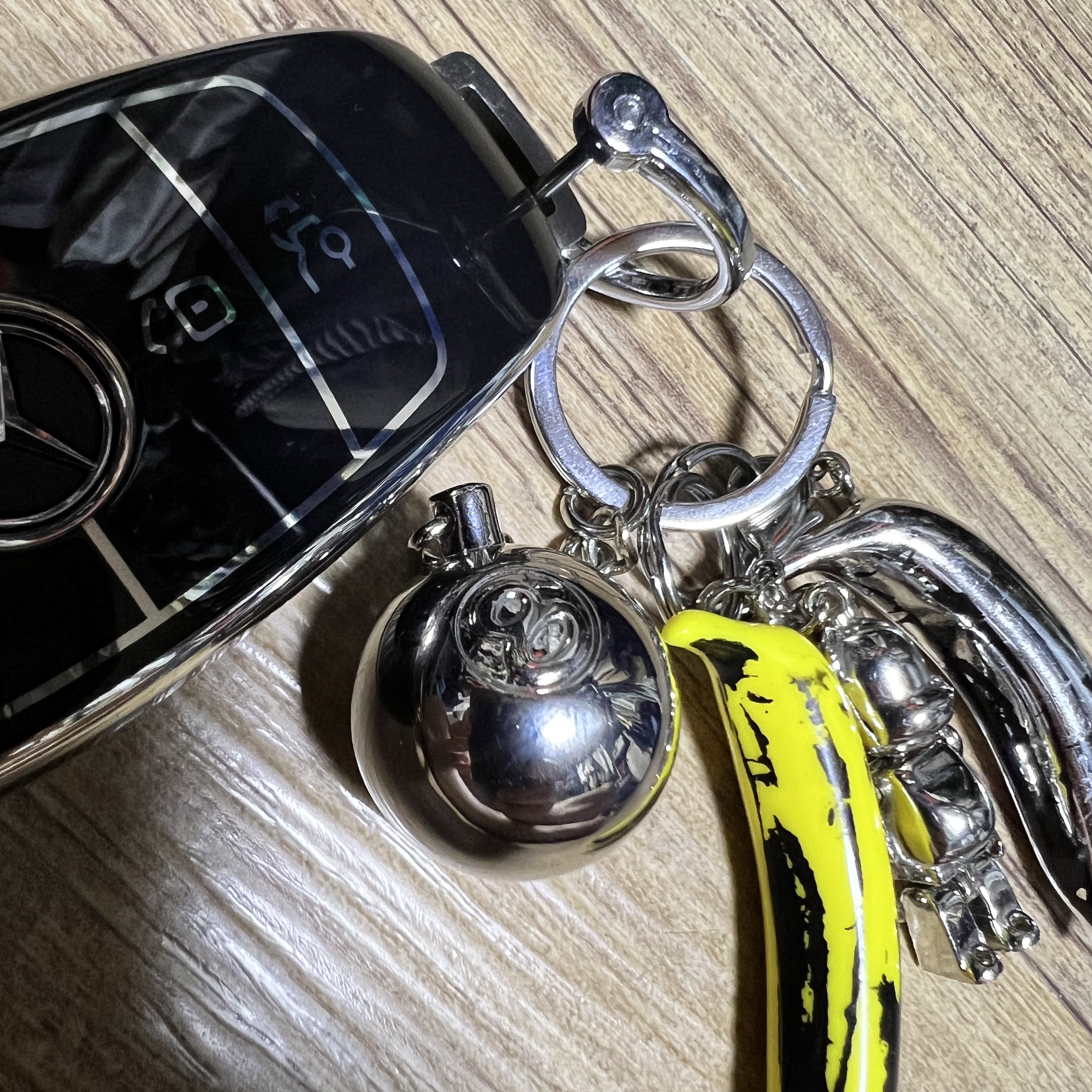 Stussy Metal 8 Ball Keychain Silver 착용 스타일 - 4