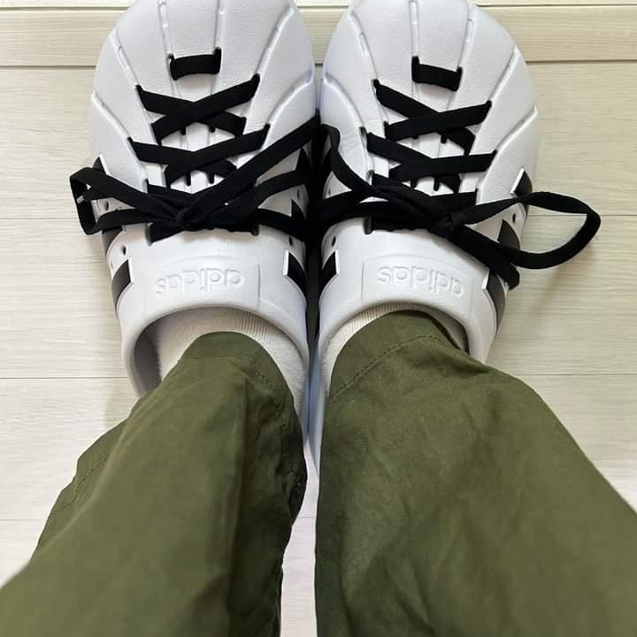 Adidas Adilette Clog White Black 착용 스타일