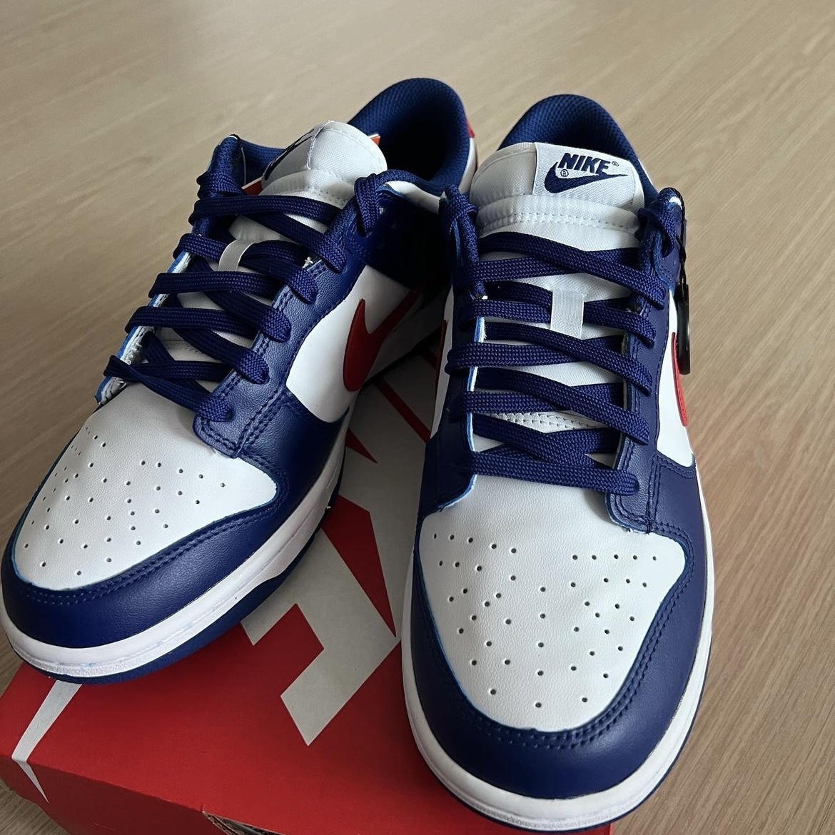 (W) Nike Dunk Low White and University Red 착용 스타일 - 1