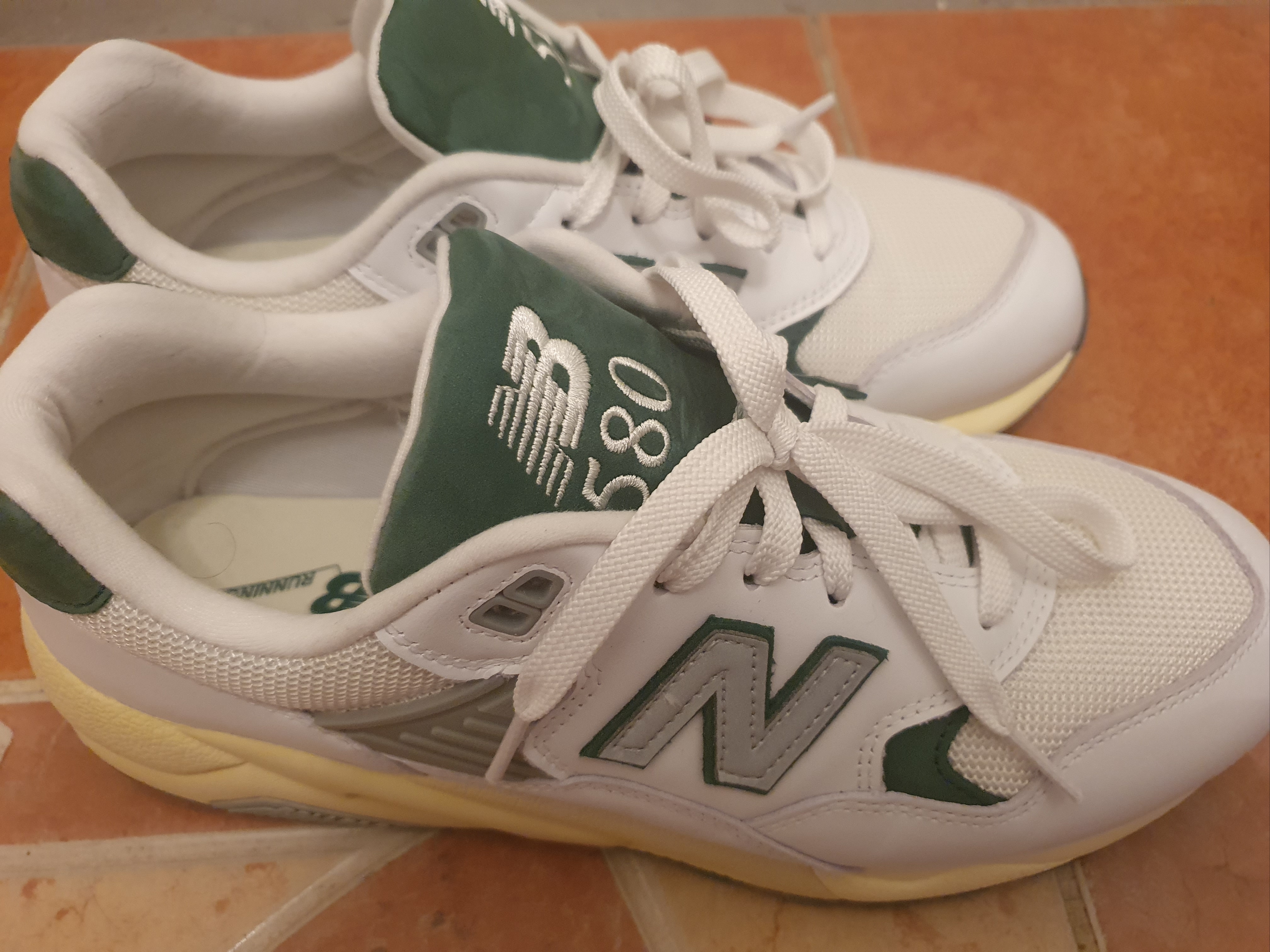 New Balance 580 White Nightwatch Green 착용 스타일