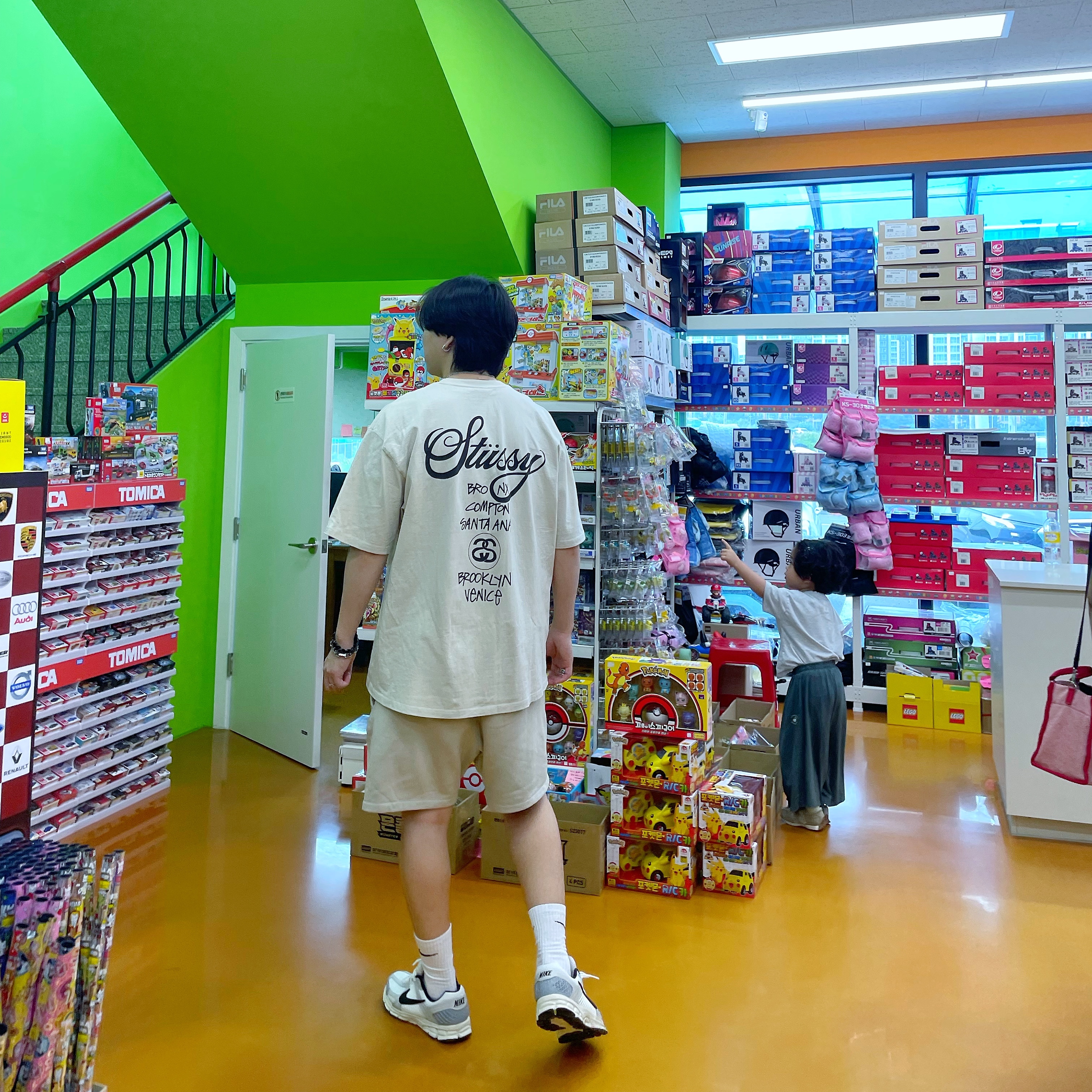 Stussy World Tour T-Shirt Smoke, (W) Nike Zoom Vomero 5 Wolf Grey and Black 착용 스타일