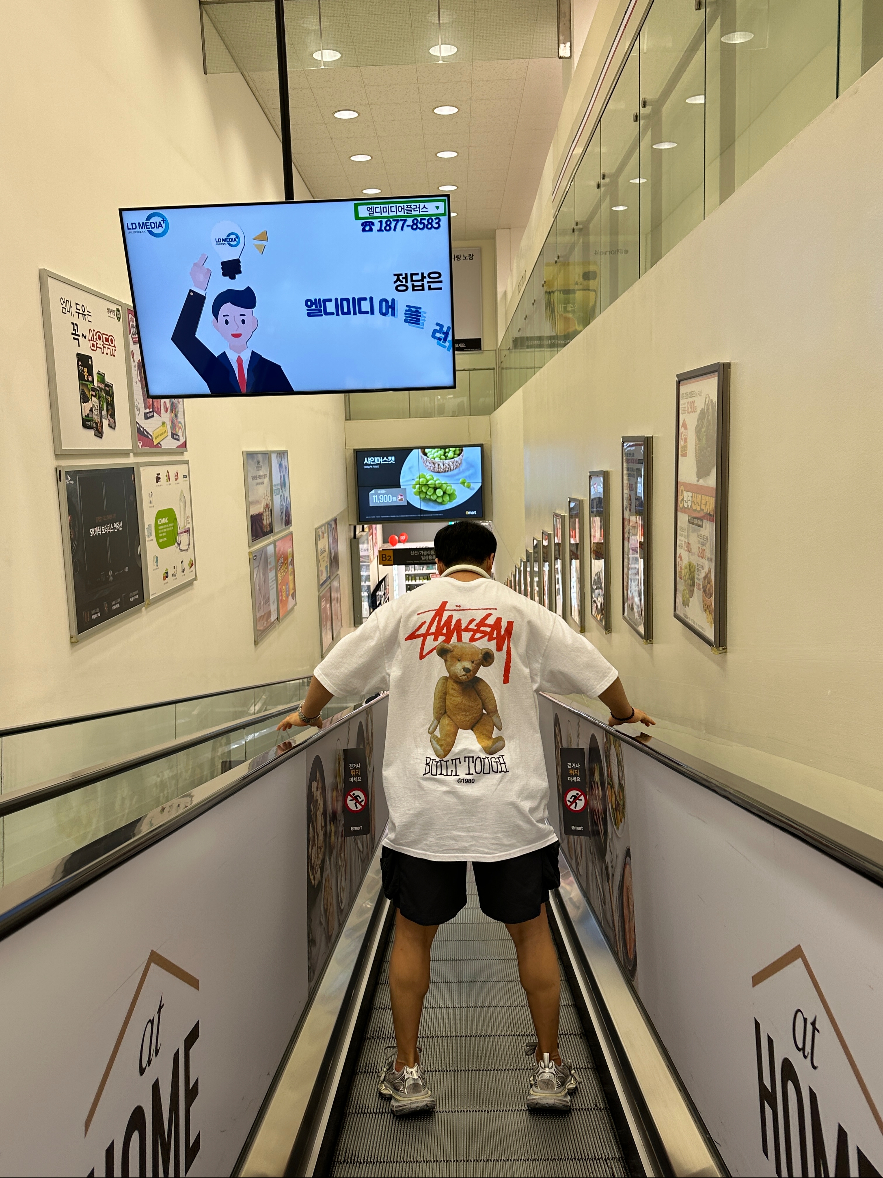 Stussy Built Tough T-Shirt White, Nike ACG Snowgrass Cargo Shorts Black - Asia 착용 스타일