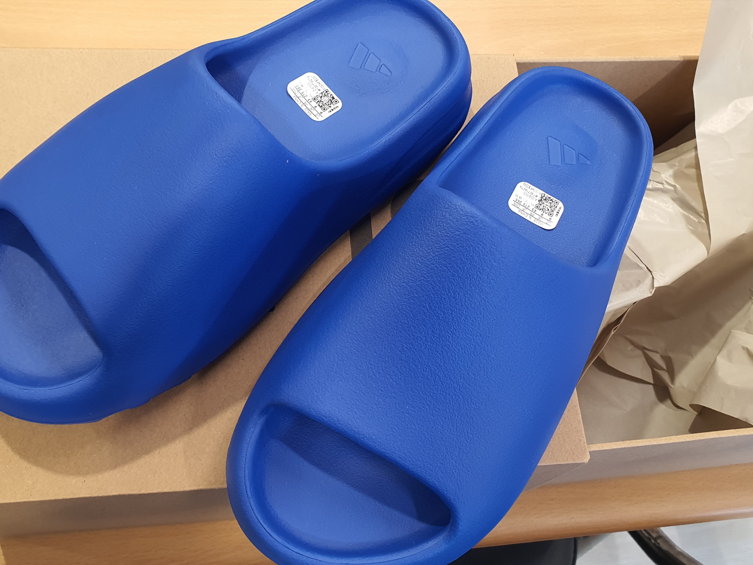 Adidas Yeezy Slide Azure 착용 스타일 - 1