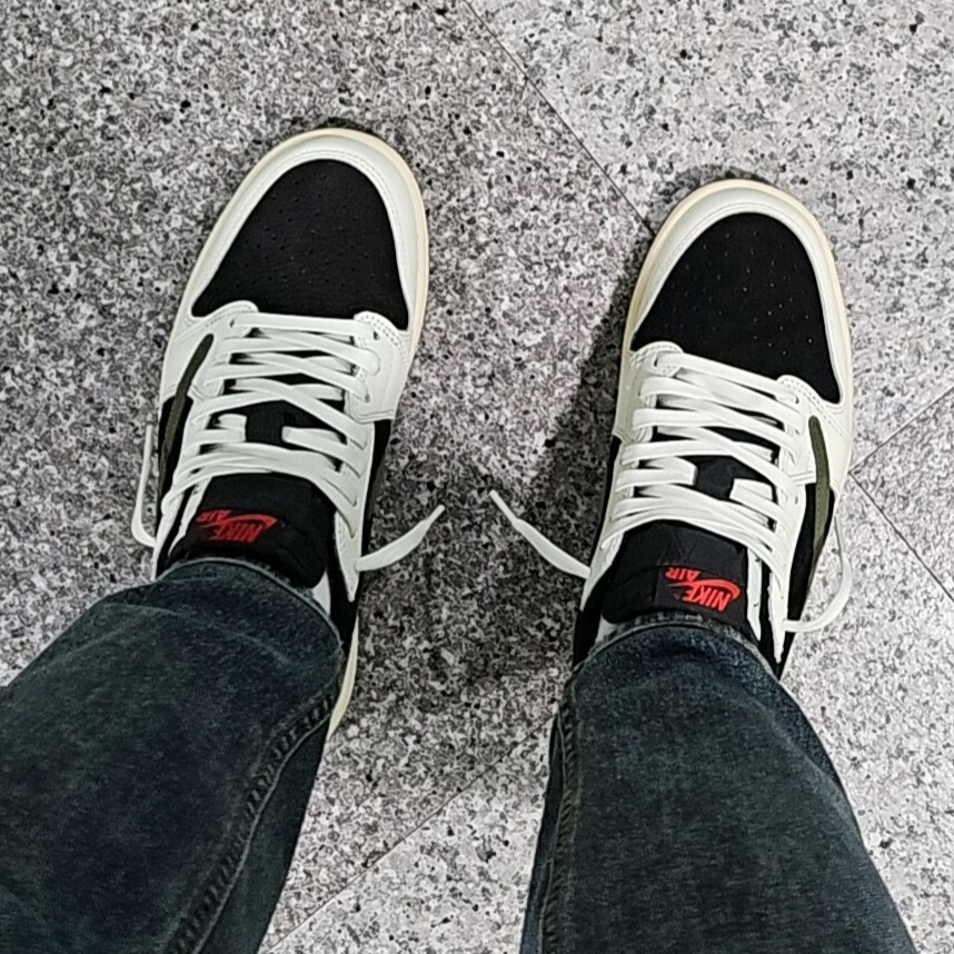 (W) Jordan 1 x Travis Scott Retro Low OG SP Medium Olive 착용 스타일 - 2