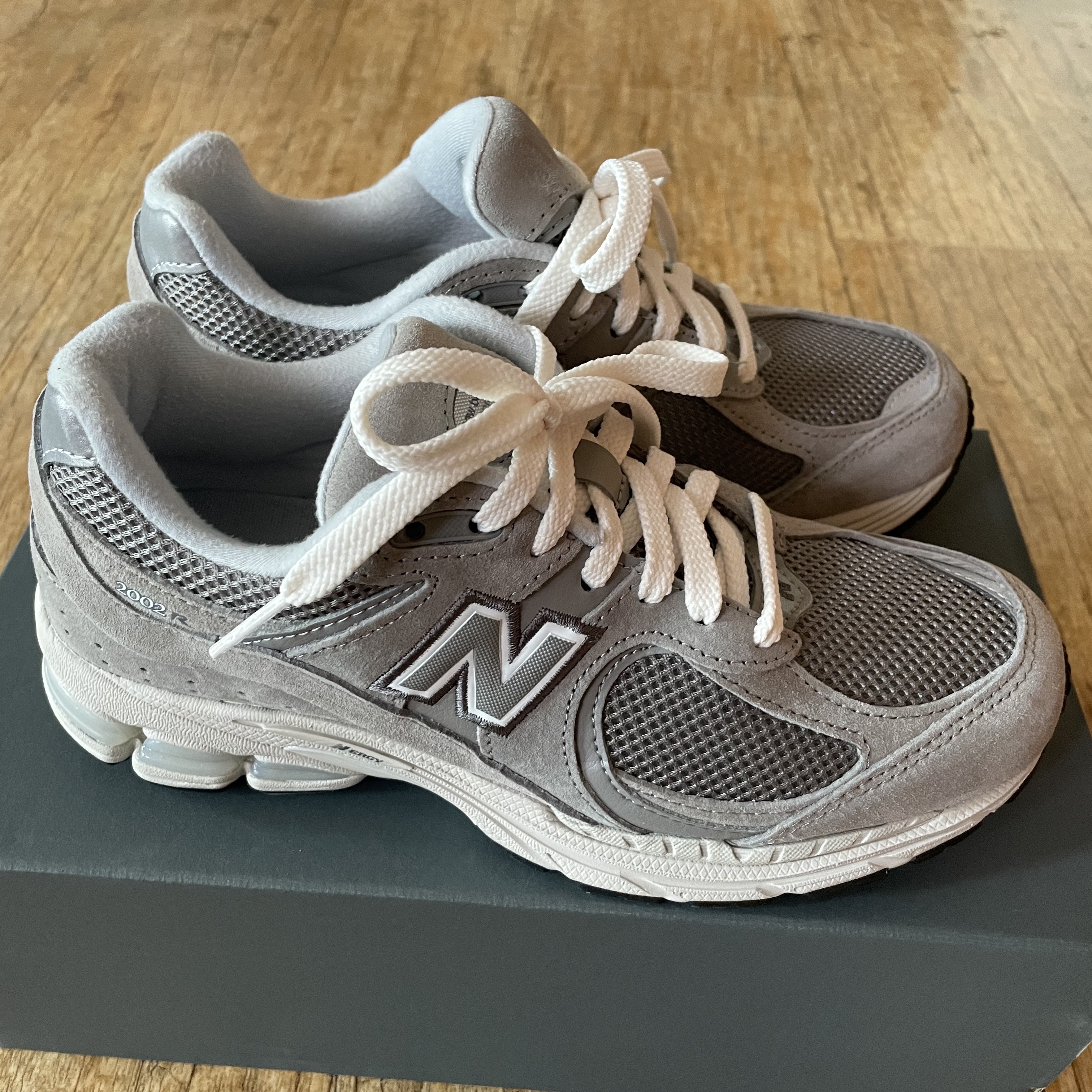 New Balance 2002R Grey 착용 스타일 - 2