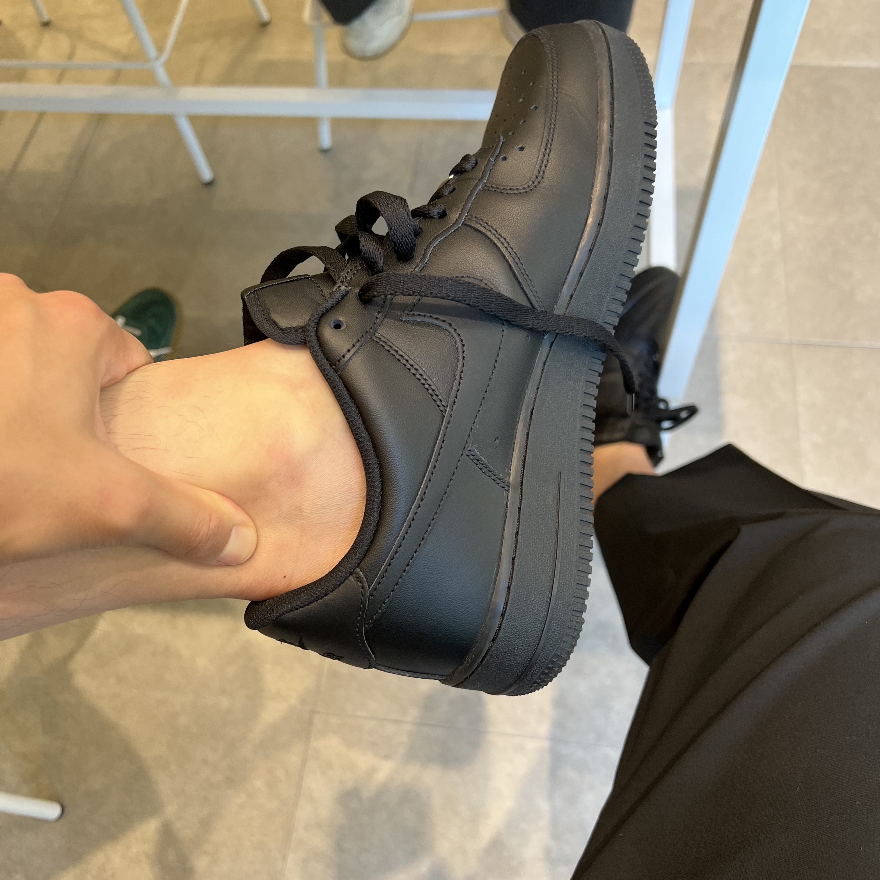 Nike Air Force 1 '07 Low Triple Black 착용 스타일