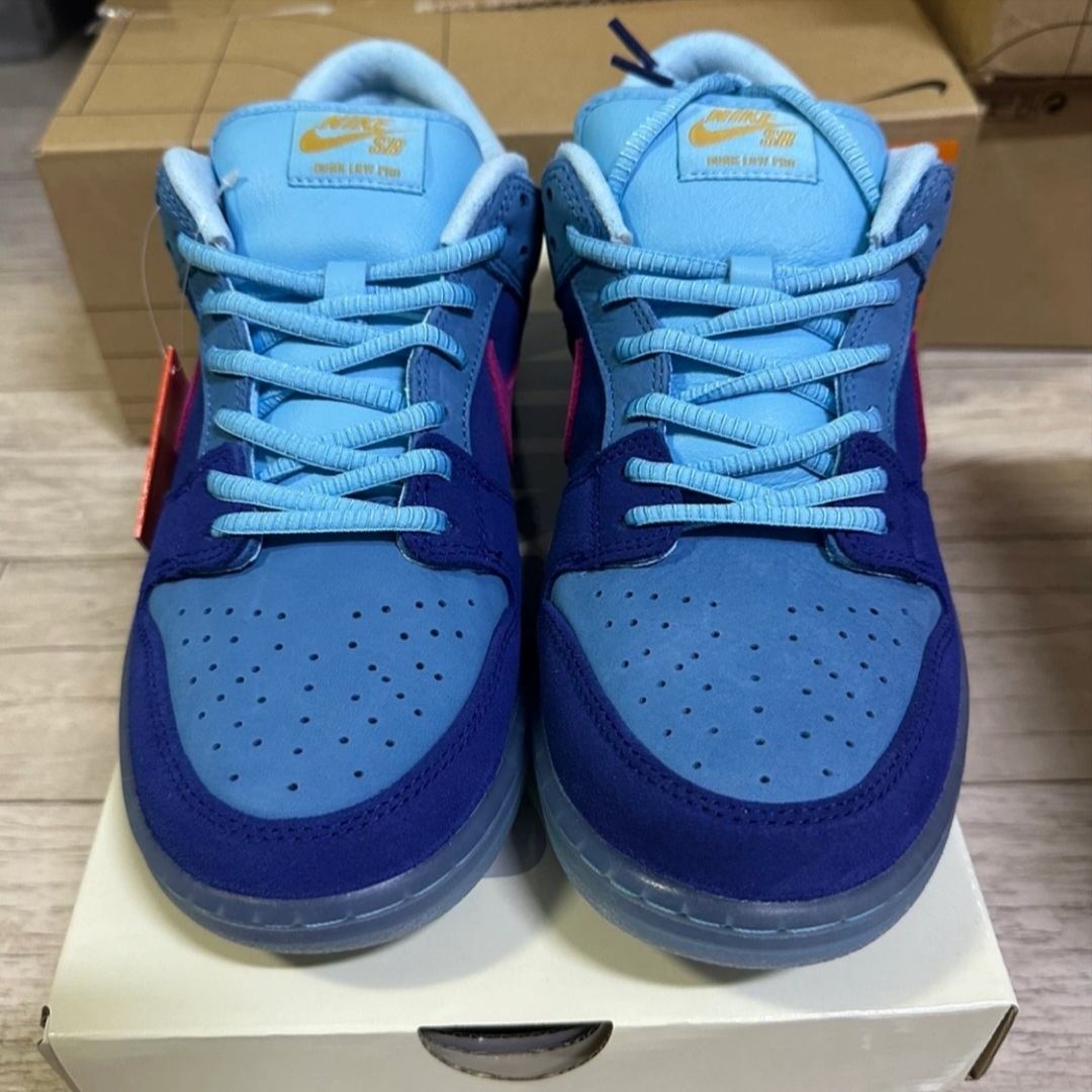 Nike x Run The Jewels SB Dunk Low Deep Royal Blue and Active Pink 착용 스타일