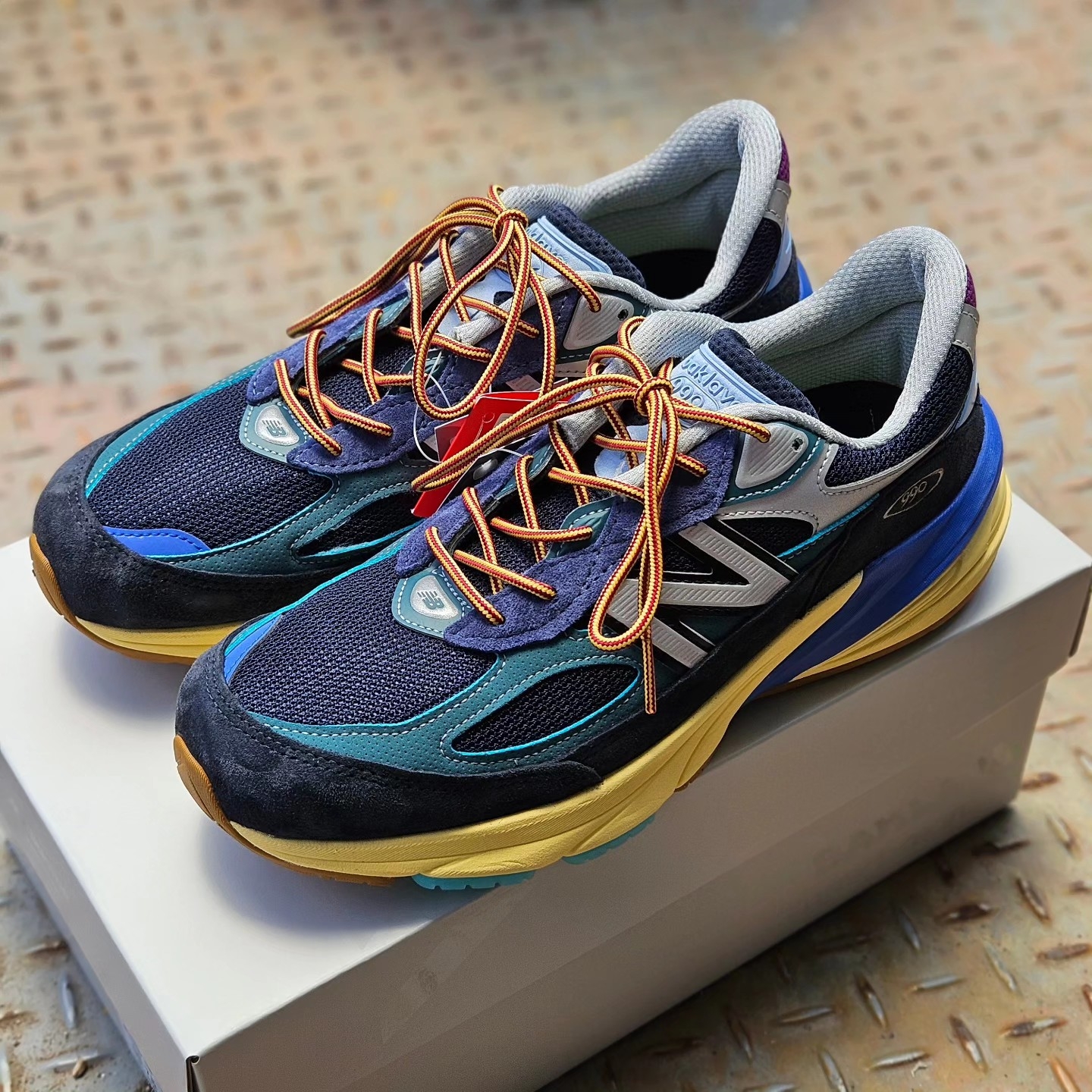 New Balance x Action Bronson 990v6 Made in USA Lapis Lazuli 착용 스타일 - 1