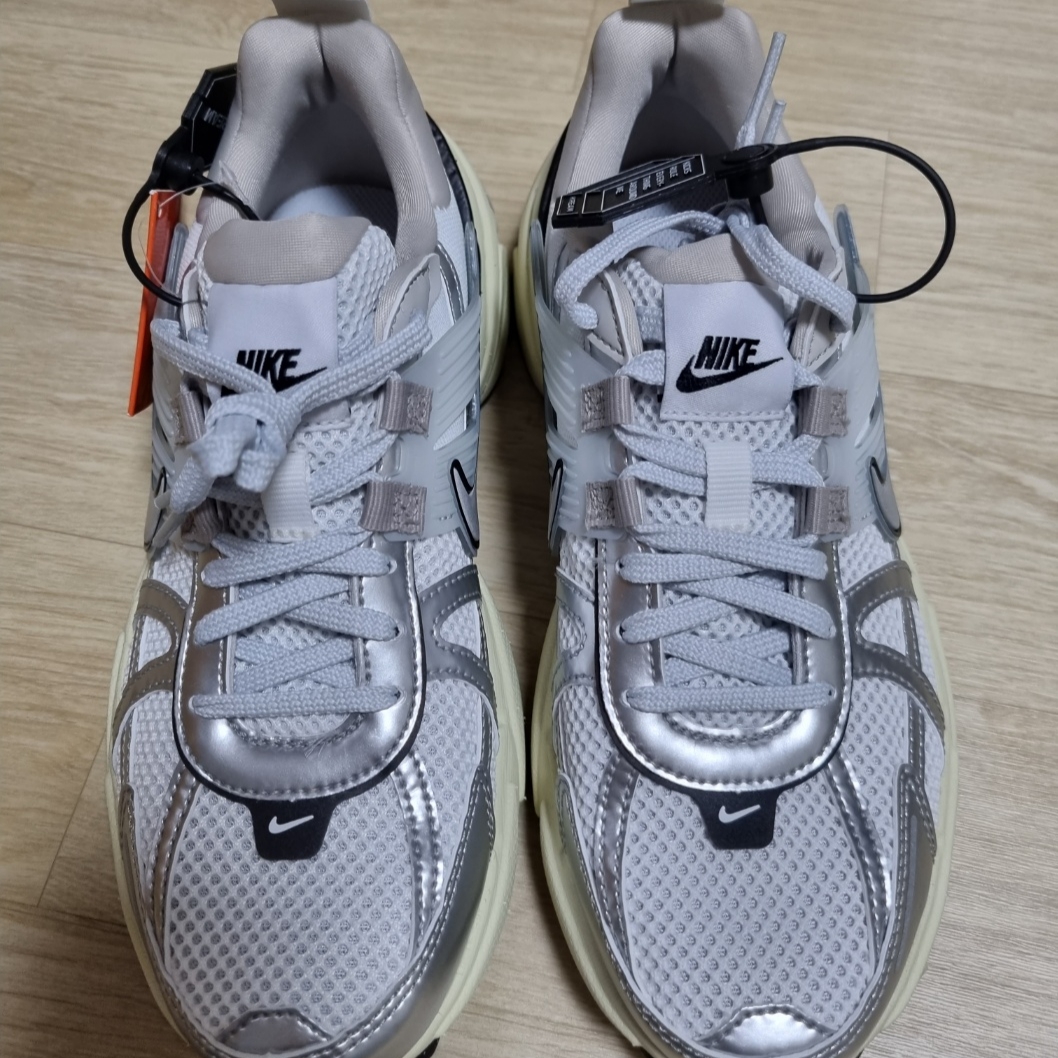 Nike V2K Run Summit White Metallic Silver 착용 스타일 - 1