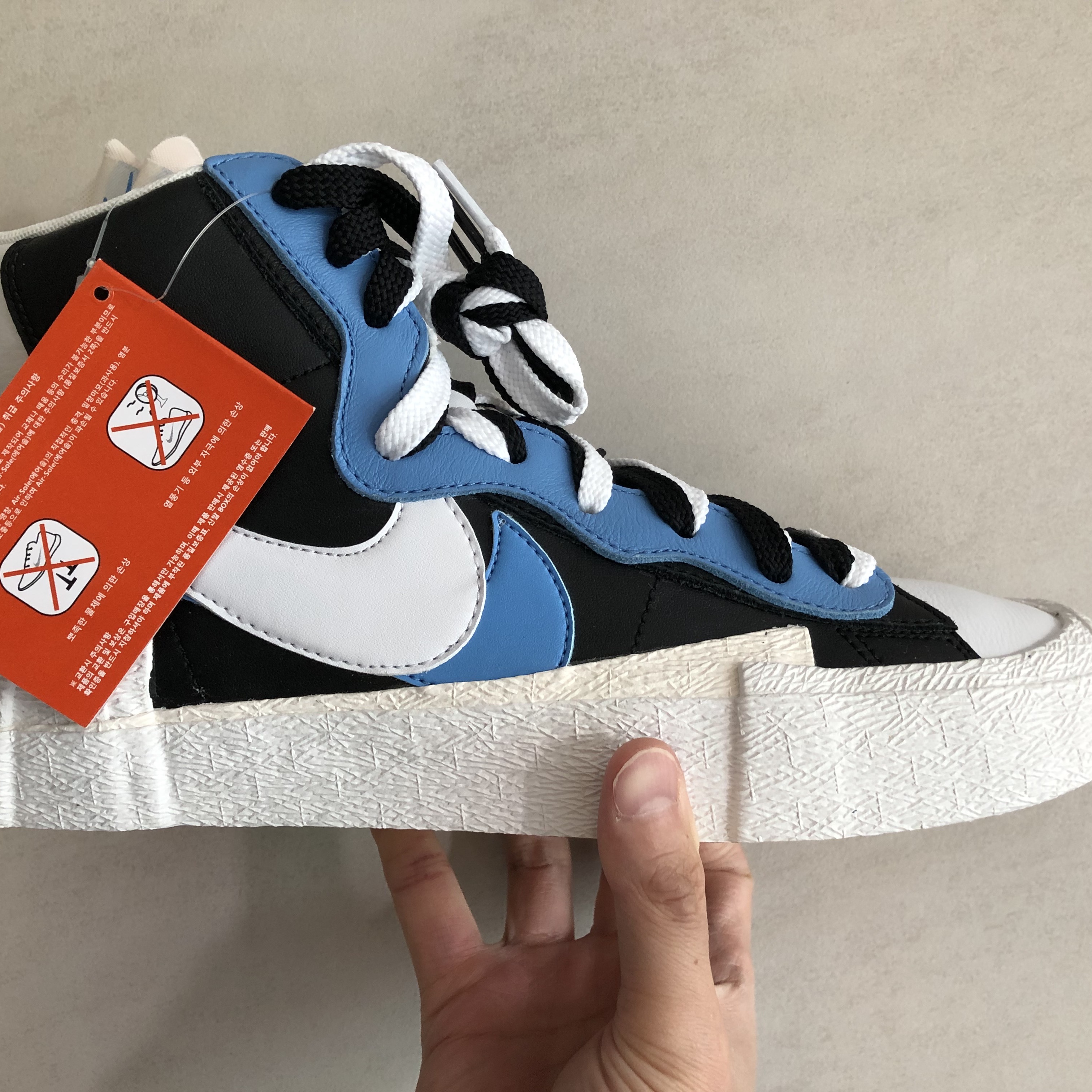 Nike x Sacai Blazer Mid White Black Legend Blue 착용 스타일 - 1