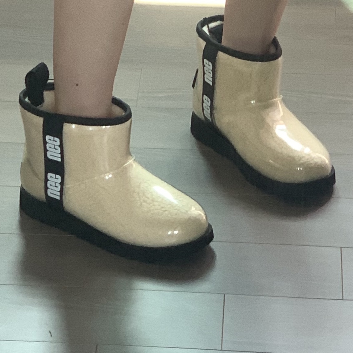 (Kids) UGG Classic Clear Mini II Natural Black 착용 스타일