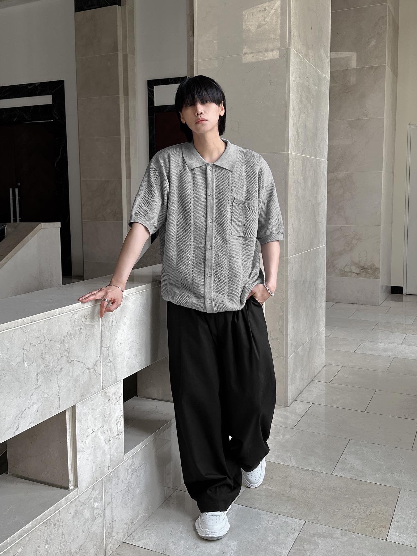 Maison Mihara Yasuhiro Wayne OG Sole Leather Low-top Sneakers White 착용 스타일 - 3