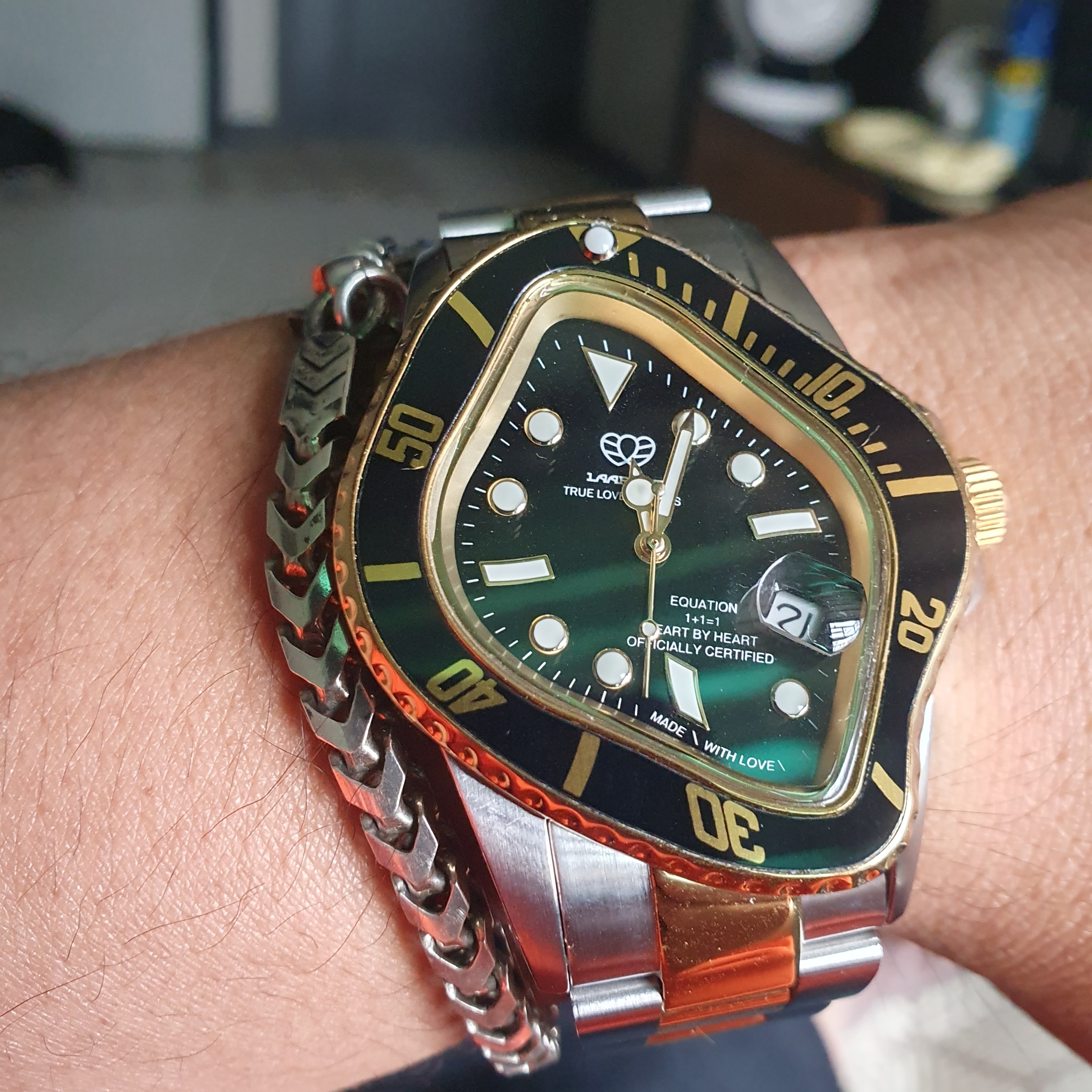 Laarvee PEA001 Silver & Golden Precision Steel Black Bezel Black Dial 착용 스타일