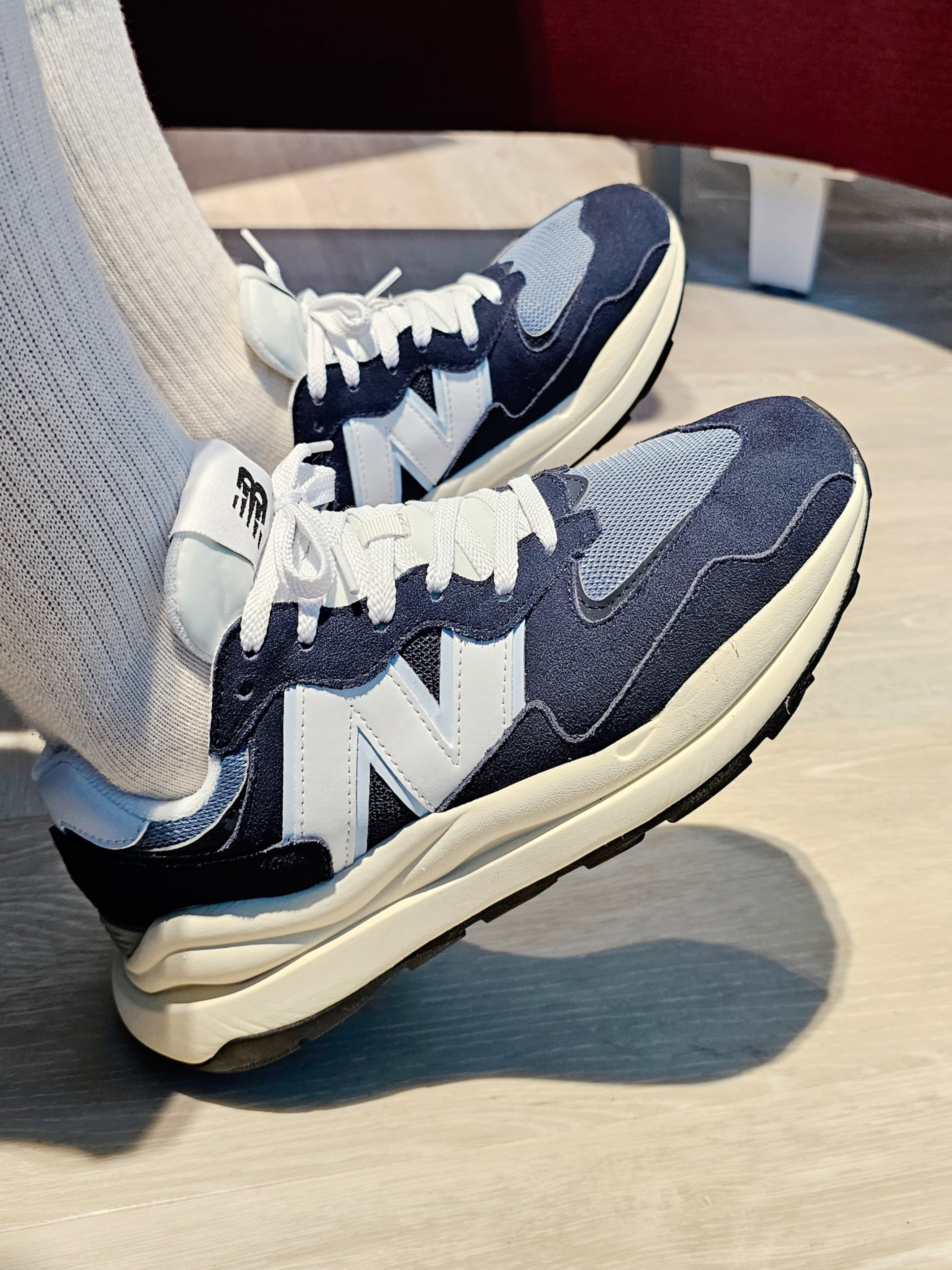 New Balance 5740 Navy 착용 스타일 - 1