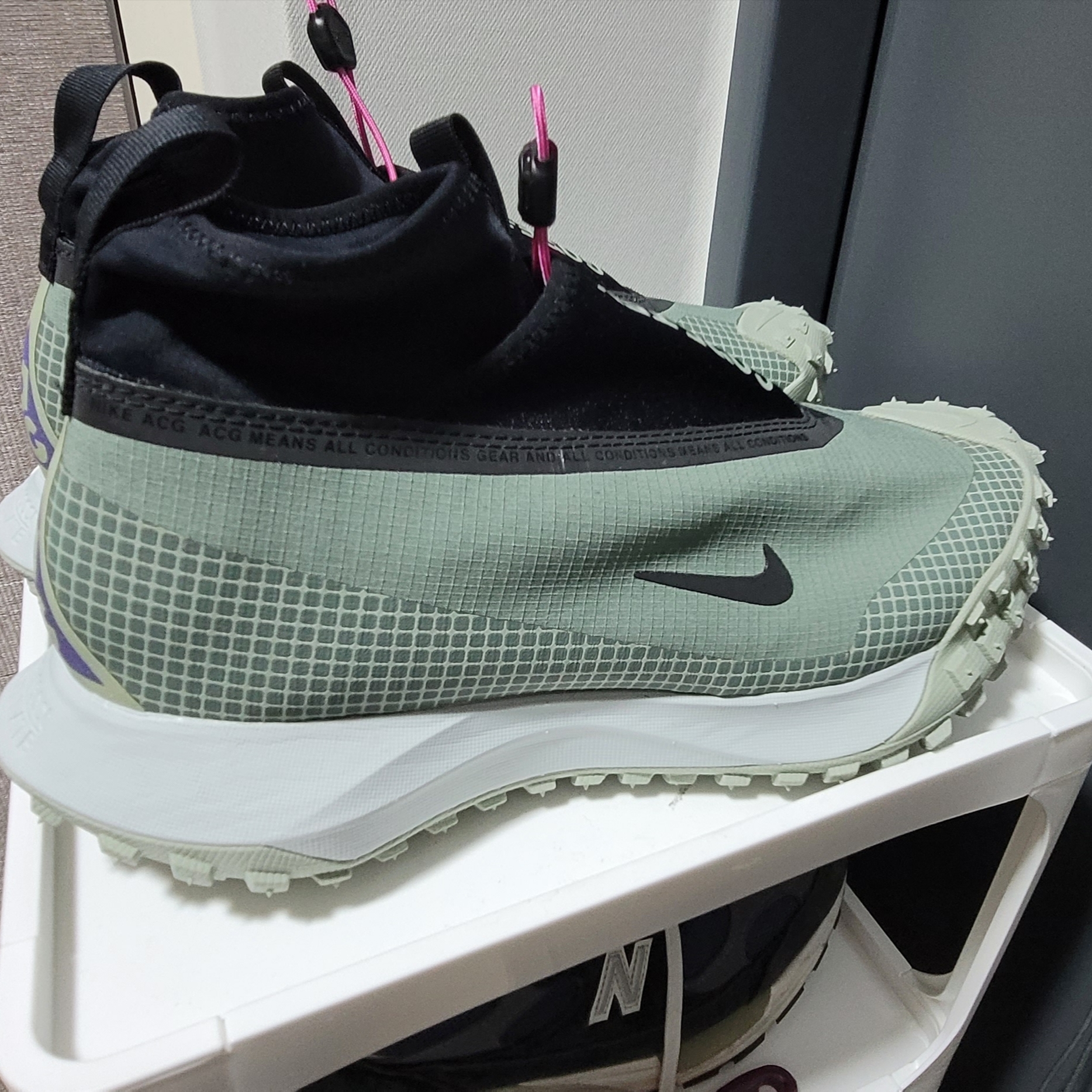 Nike ACG Mountain Fly Gore-Tex Clay Green 착용 스타일