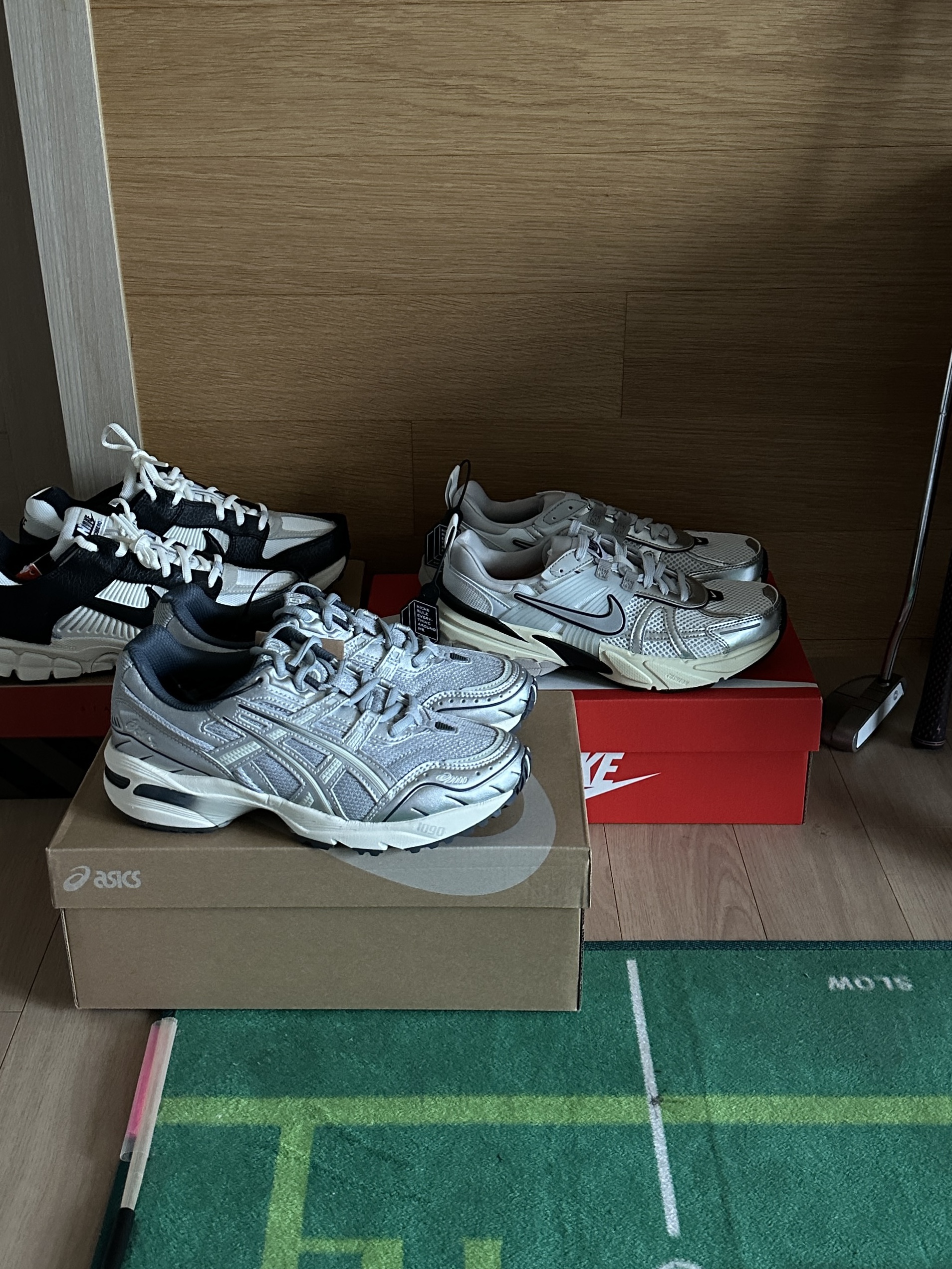 Asics Gel-1090 Piedmont Grey, Nike V2K Run Summit White Metallic Silver 착용 스타일